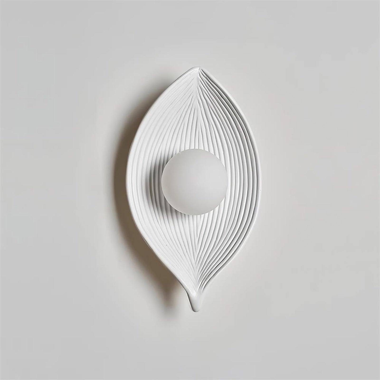 Contemporary Nordic Leaf Resin Wall Lamp - Nuvé