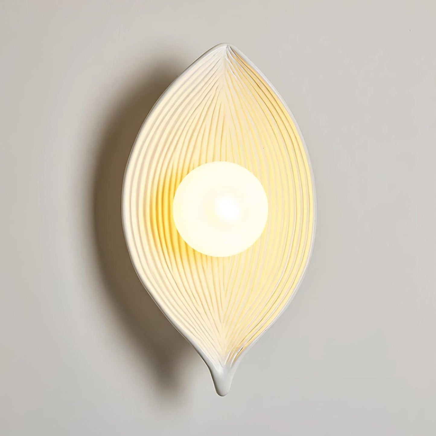 Contemporary Nordic Leaf Resin Wall Lamp - Nuvé