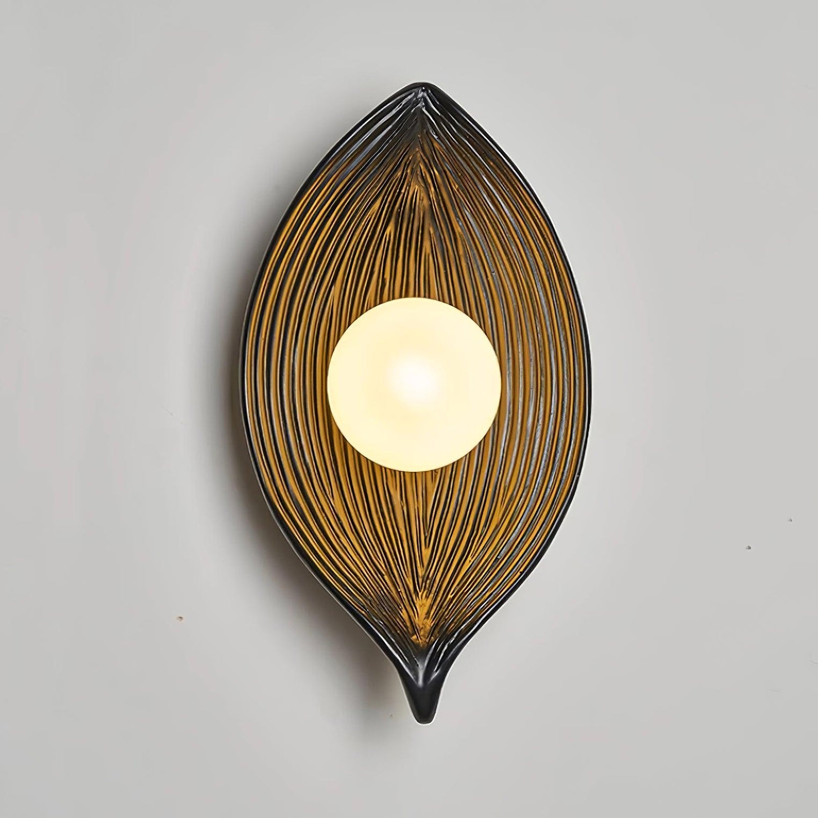 Contemporary Nordic Leaf Resin Wall Lamp - Nuvé