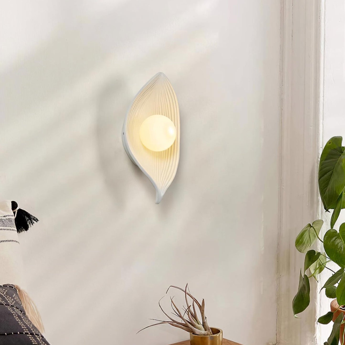 Contemporary Nordic Leaf Resin Wall Lamp - Nuvé