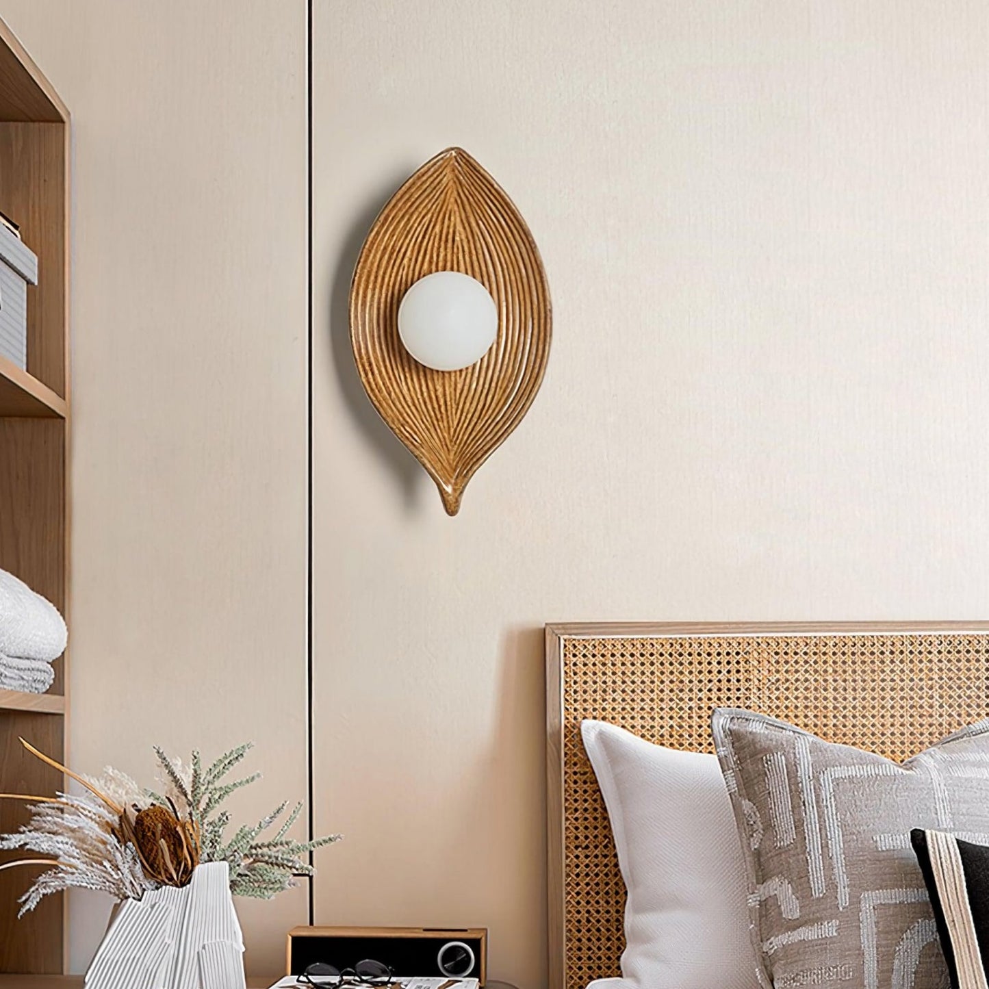 Contemporary Nordic Leaf Resin Wall Lamp - Nuvé
