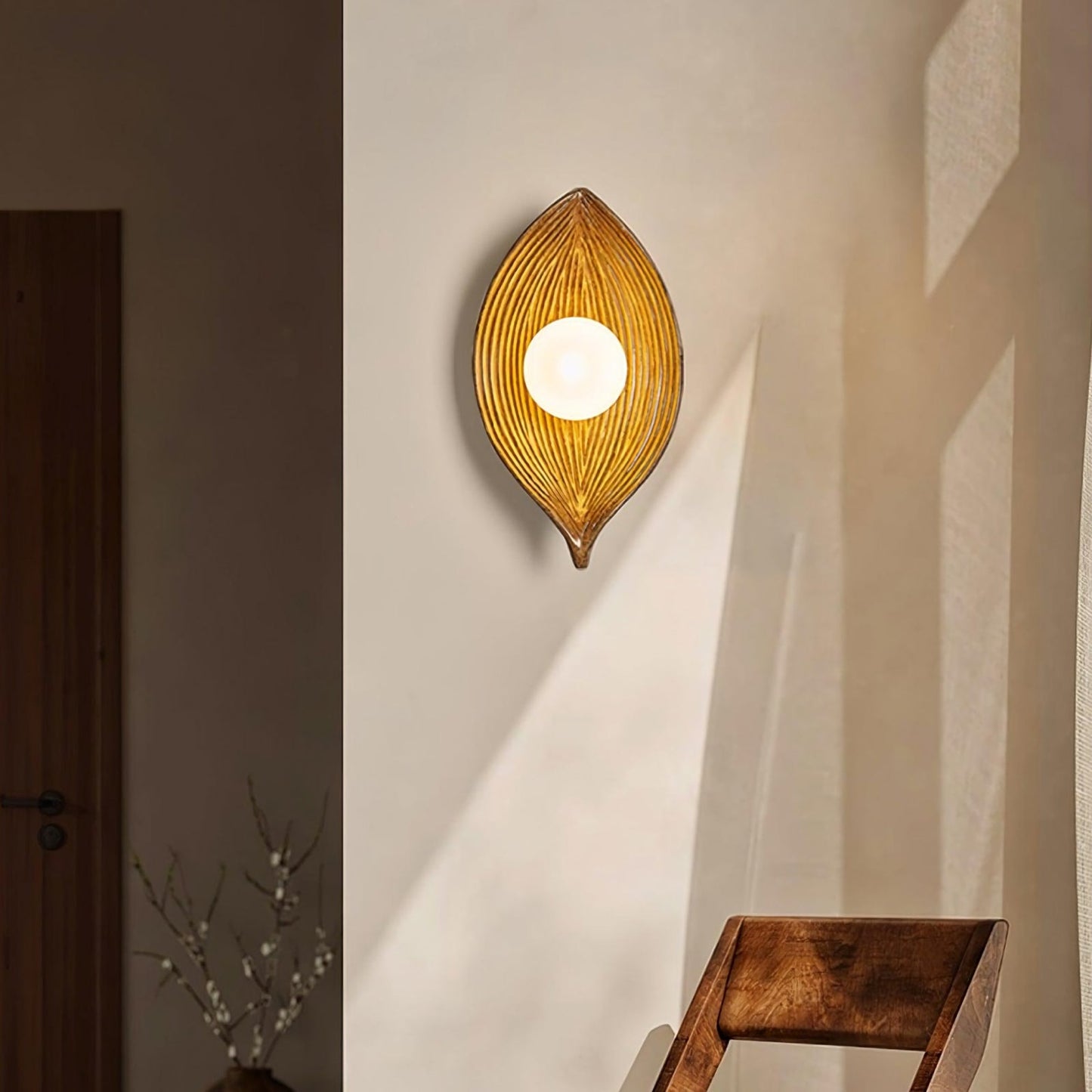 Contemporary Nordic Leaf Resin Wall Lamp - Nuvé