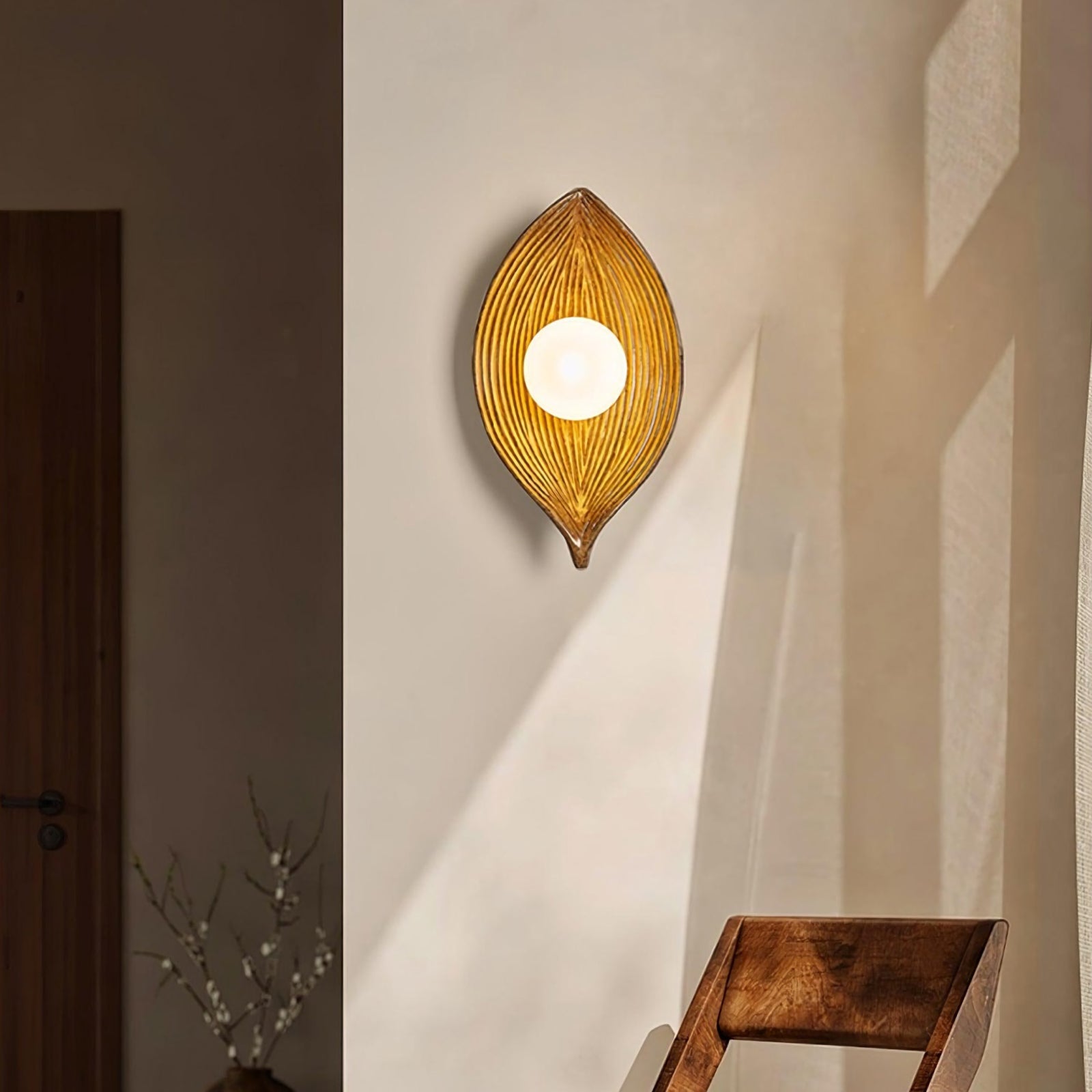 Contemporary Nordic Leaf Resin Wall Lamp - Nuvé