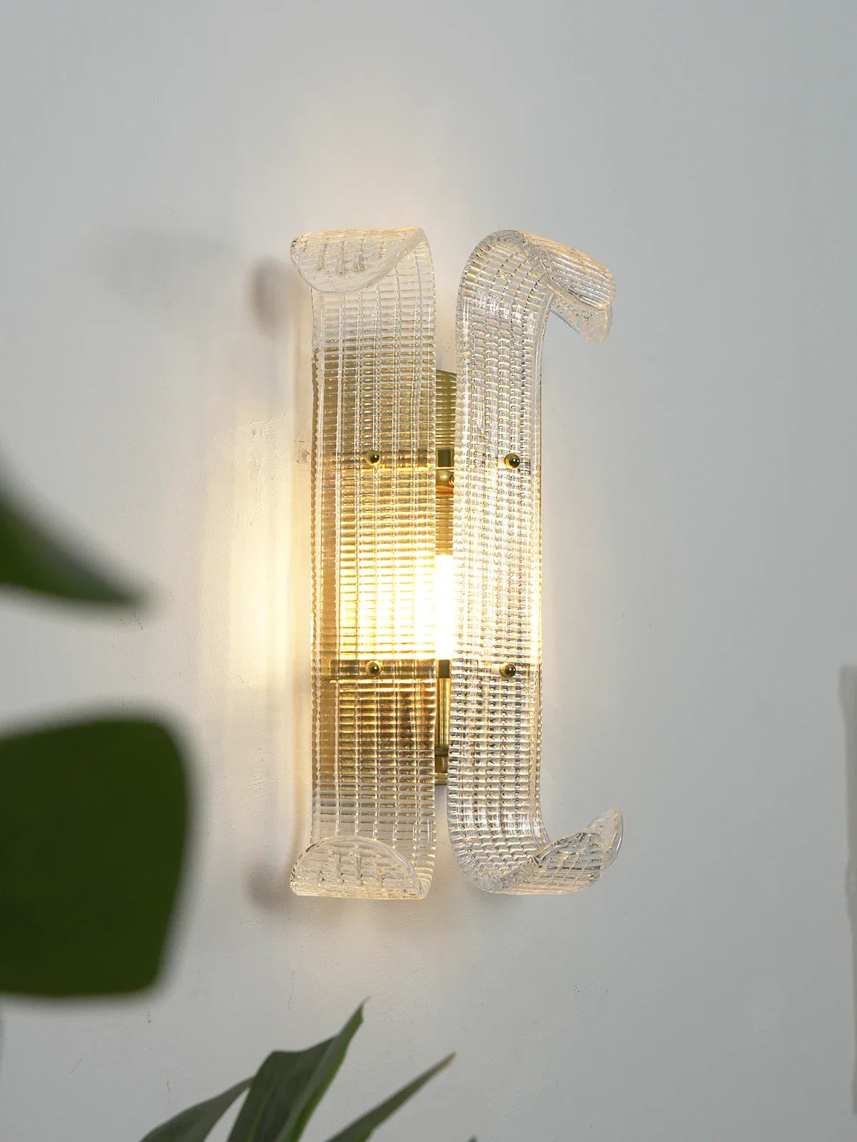 Curved Ribbed Glass Texture Wall Lamp