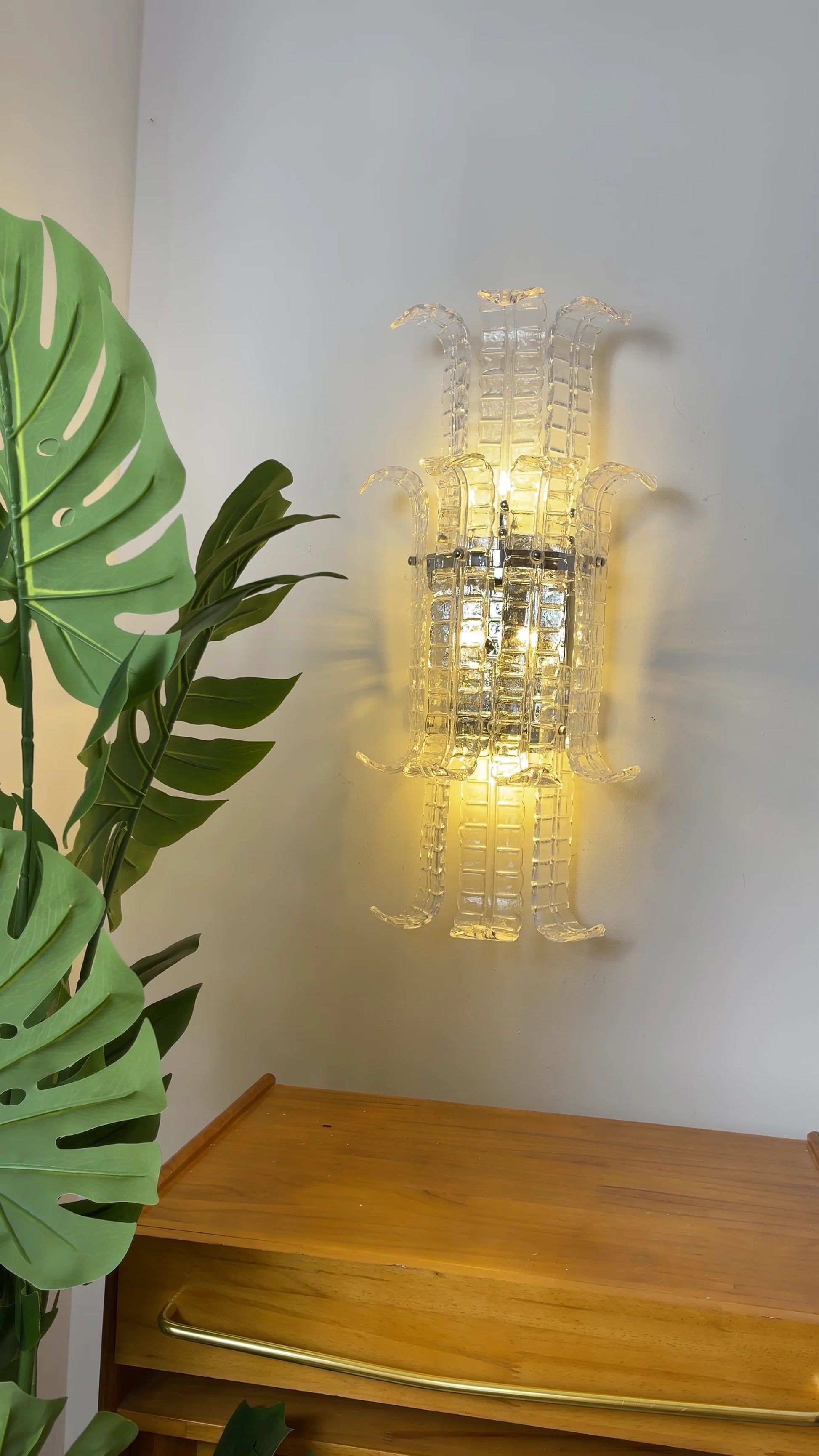 Elegant Murano Leaf Shape Glass Wall Sconce - Nuvé