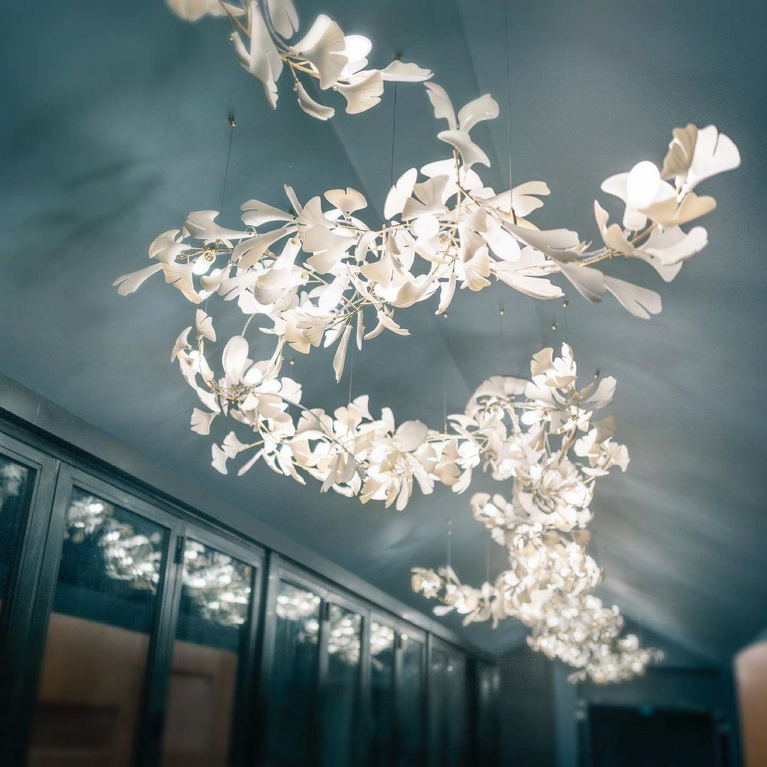 Korewolamp Gingko ceramic chandelier with ginkgo leaf design, hanging fixture with multiple ceramic branches and warm lighting.