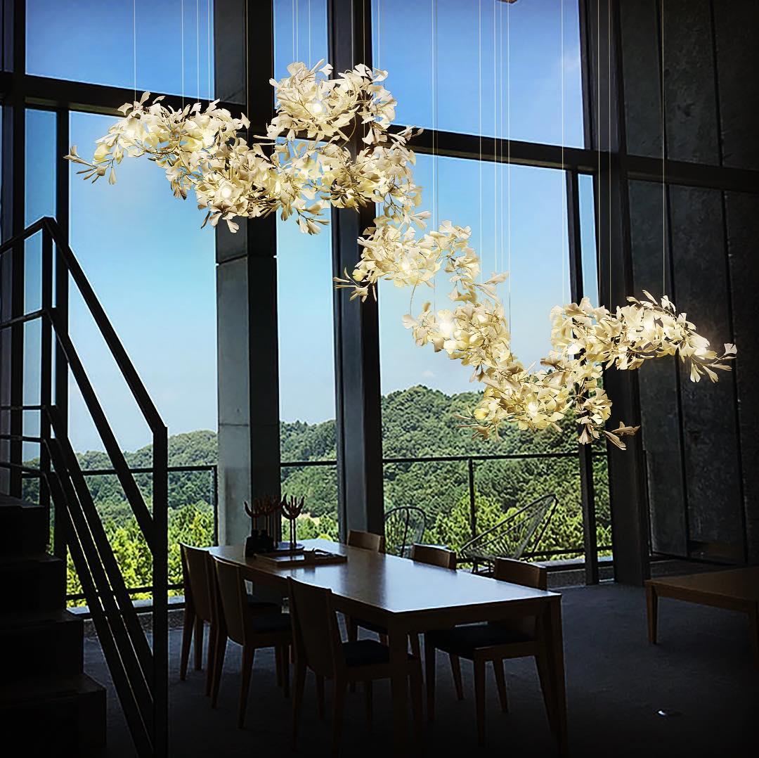 Korewolamp Gingko Ceramic Chandelier with leaf-shaped design, featuring multiple hanging lights and a modern aesthetic.