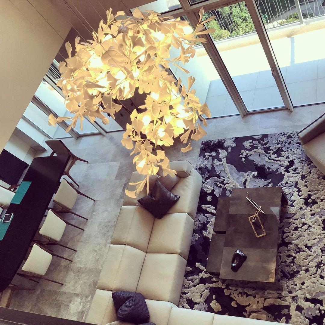Korewolamp Gingko Ceramic Chandelier with leaf-shaped design, hanging chandelier for elegant interior lighting.