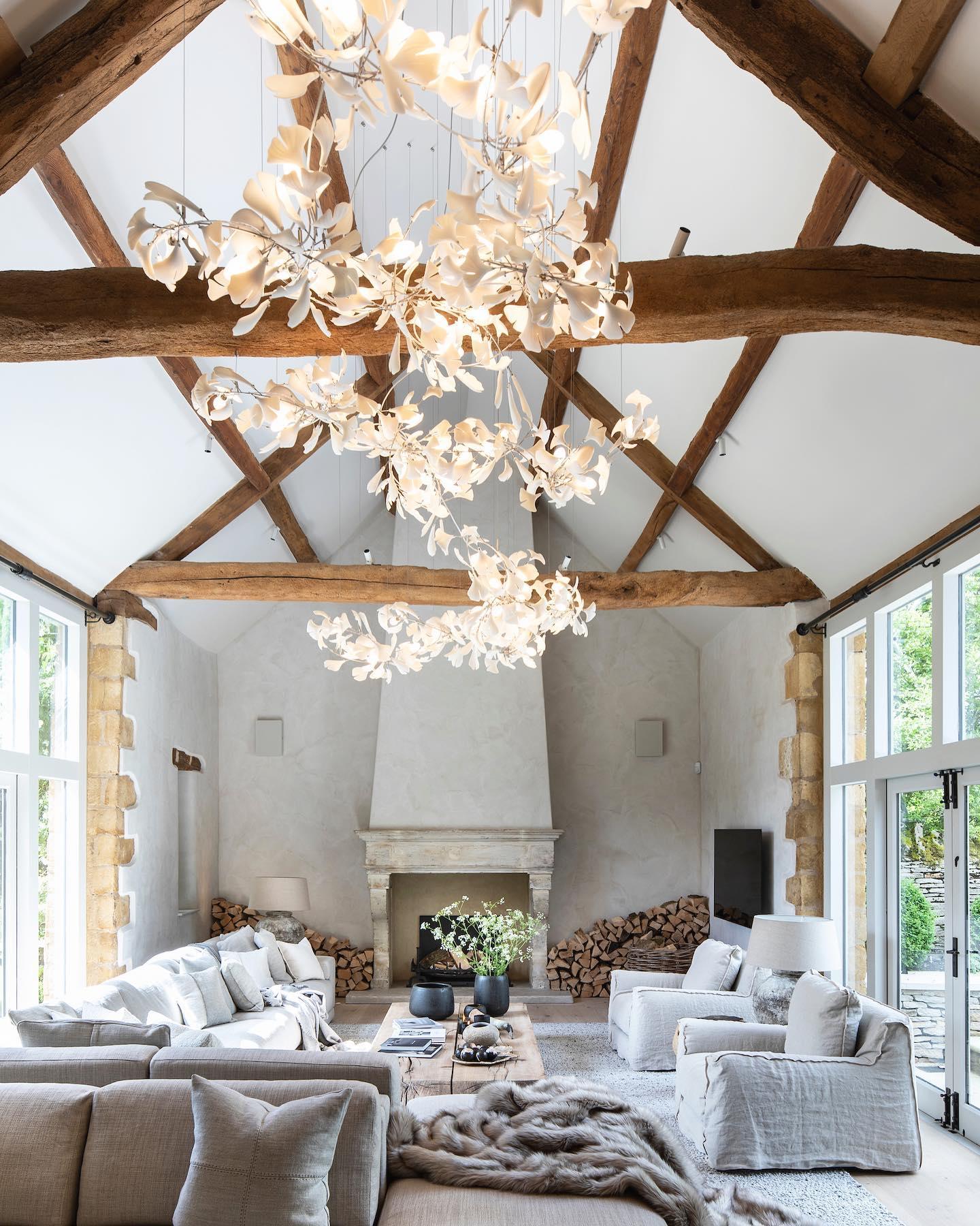 Ginkgo leaf ceramic chandelier by Korewolamp featuring elegant leaf-shaped design and warm lighting for stylish interiors.