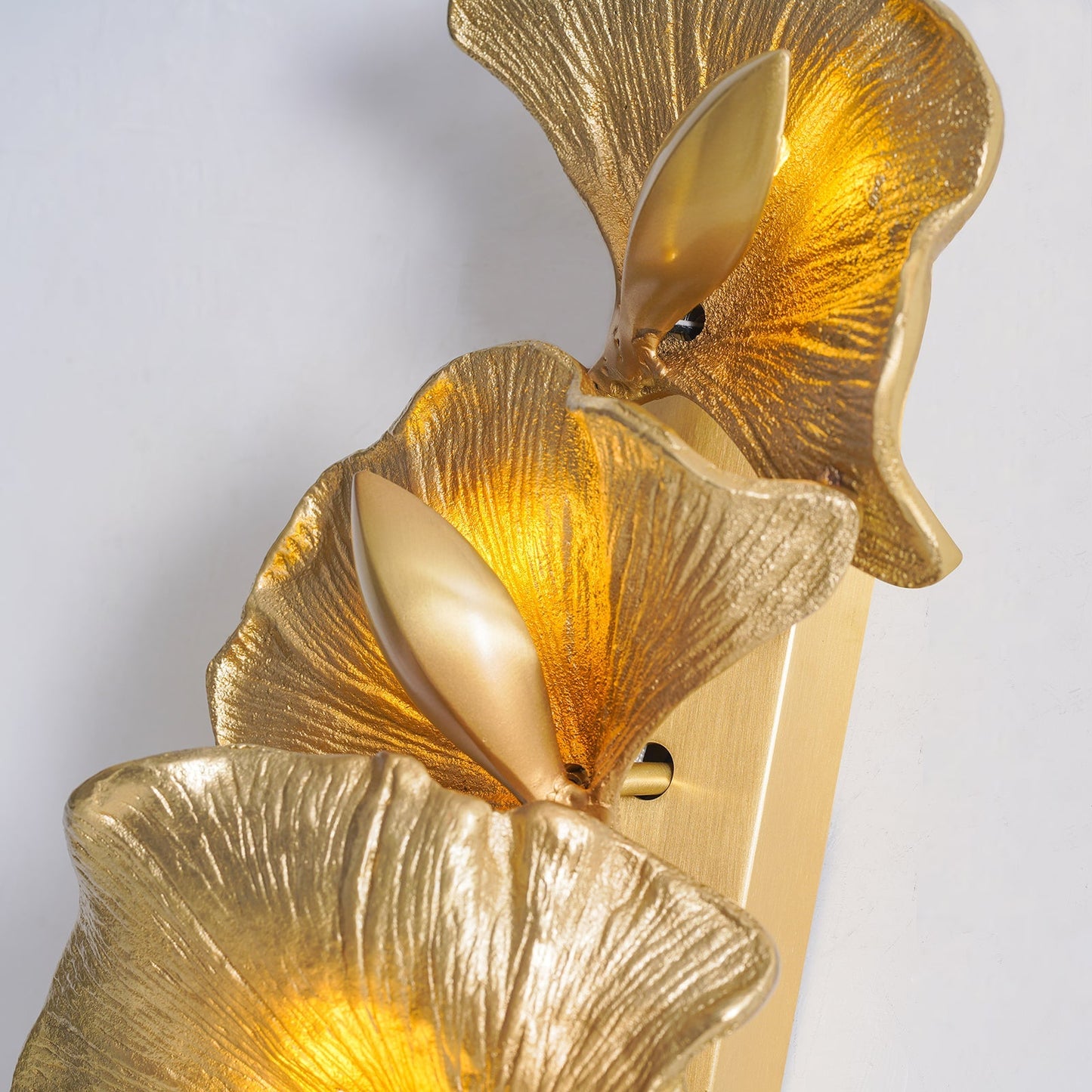 Korewolamp ginkgo leaf wall lamp with a leaf-shaped design, mounted on a wall, showcasing elegant lighting and natural leaf details.