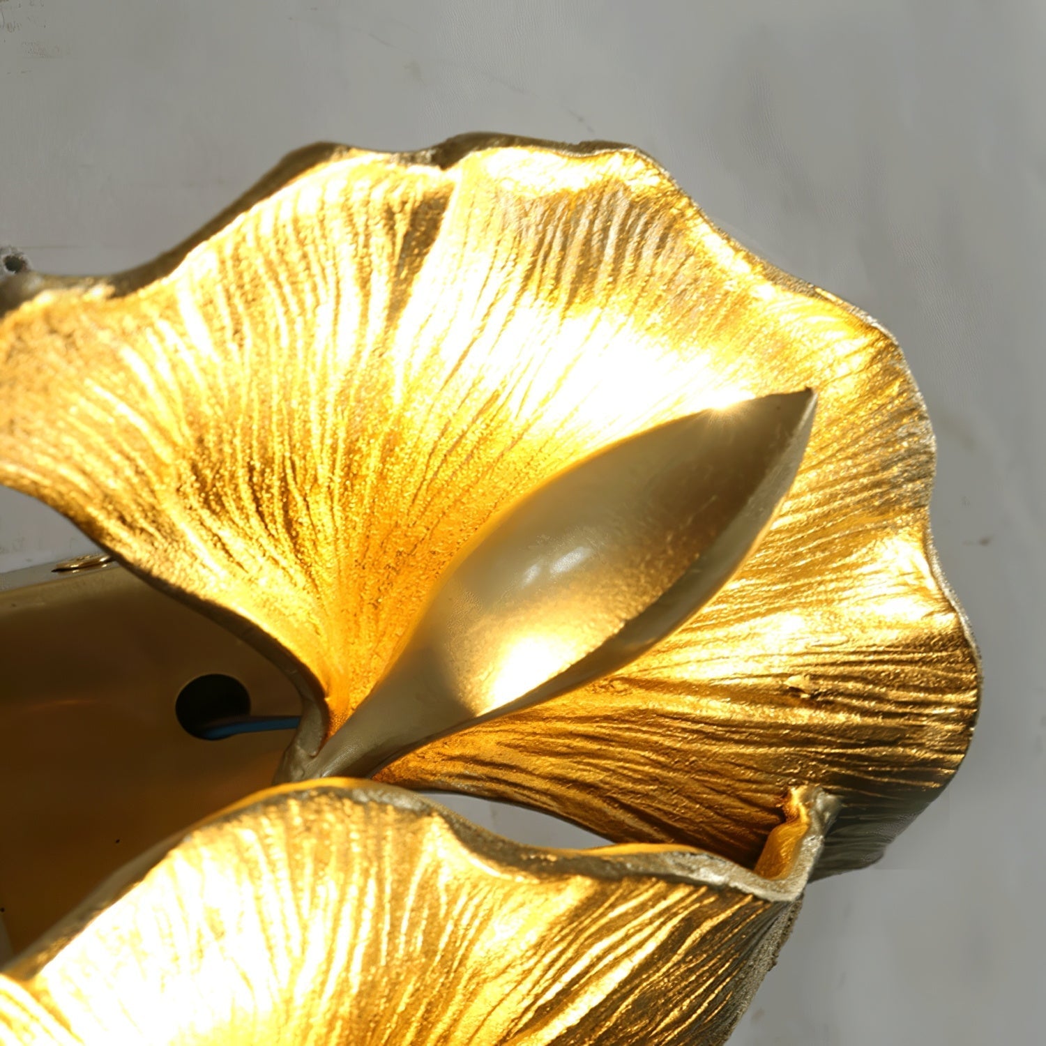 Korewolamp Ginkgo Leaf Wall Lamp featuring a decorative leaf-shaped design mounted on a wall.