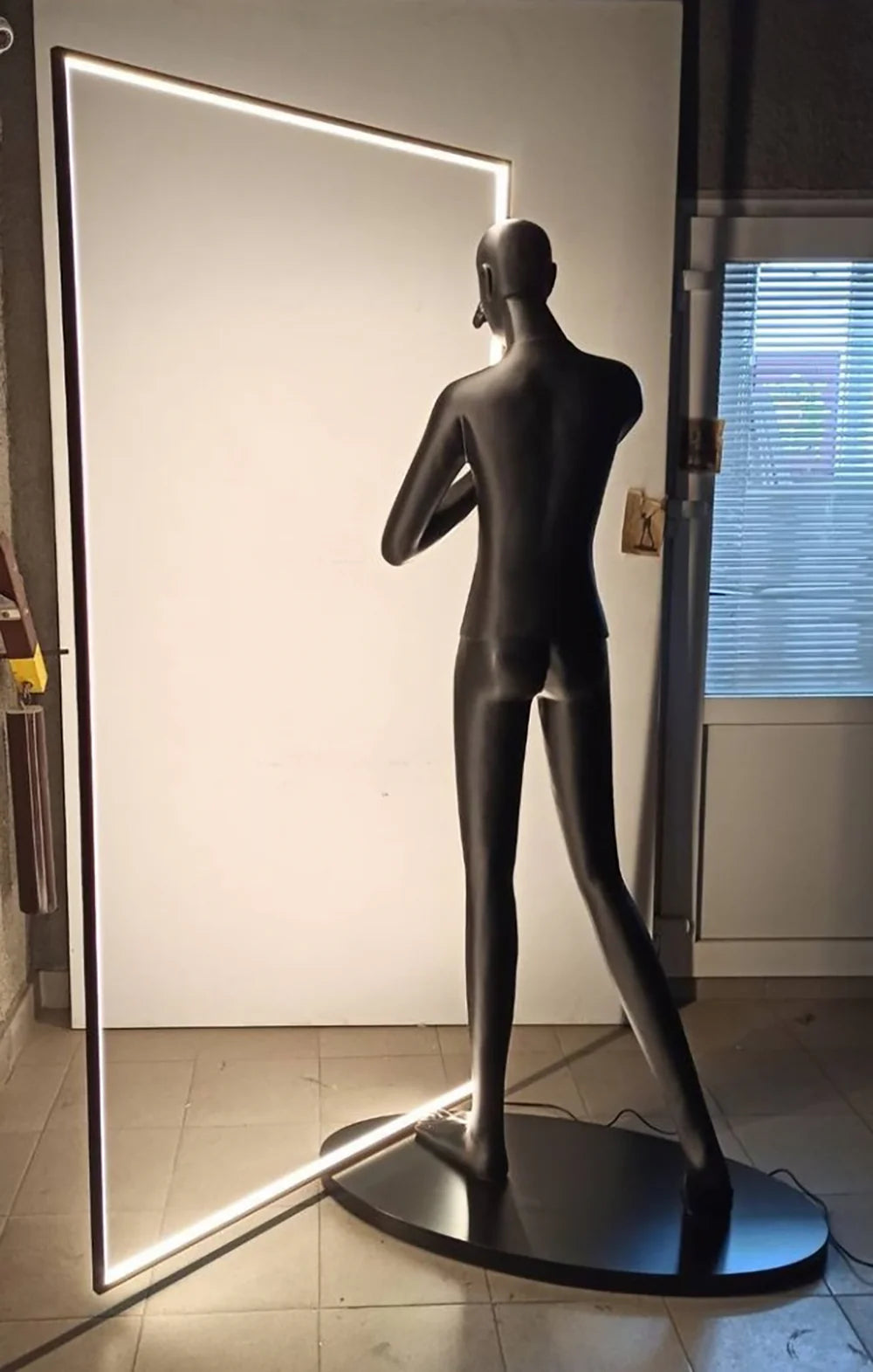 Human Mirror Sculpture Floor Lamp - Nuvé