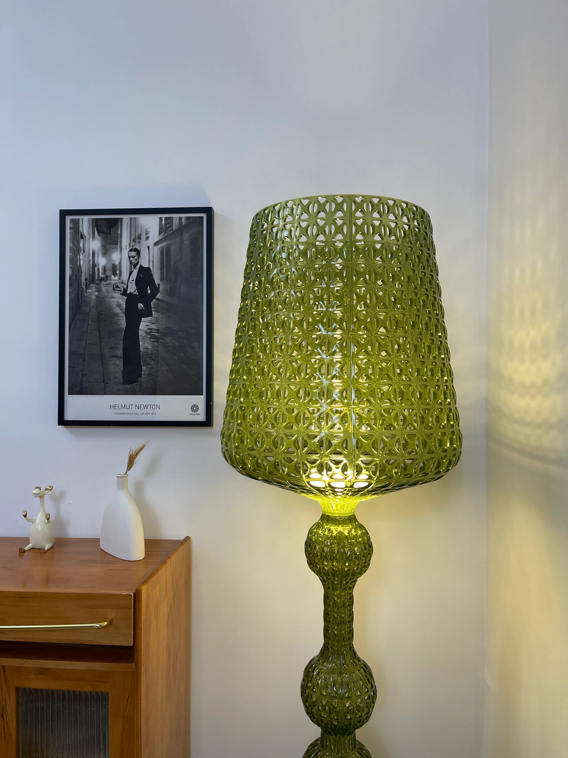 Simple Kabuki Acrylic Floor Lamp - Nuvé
