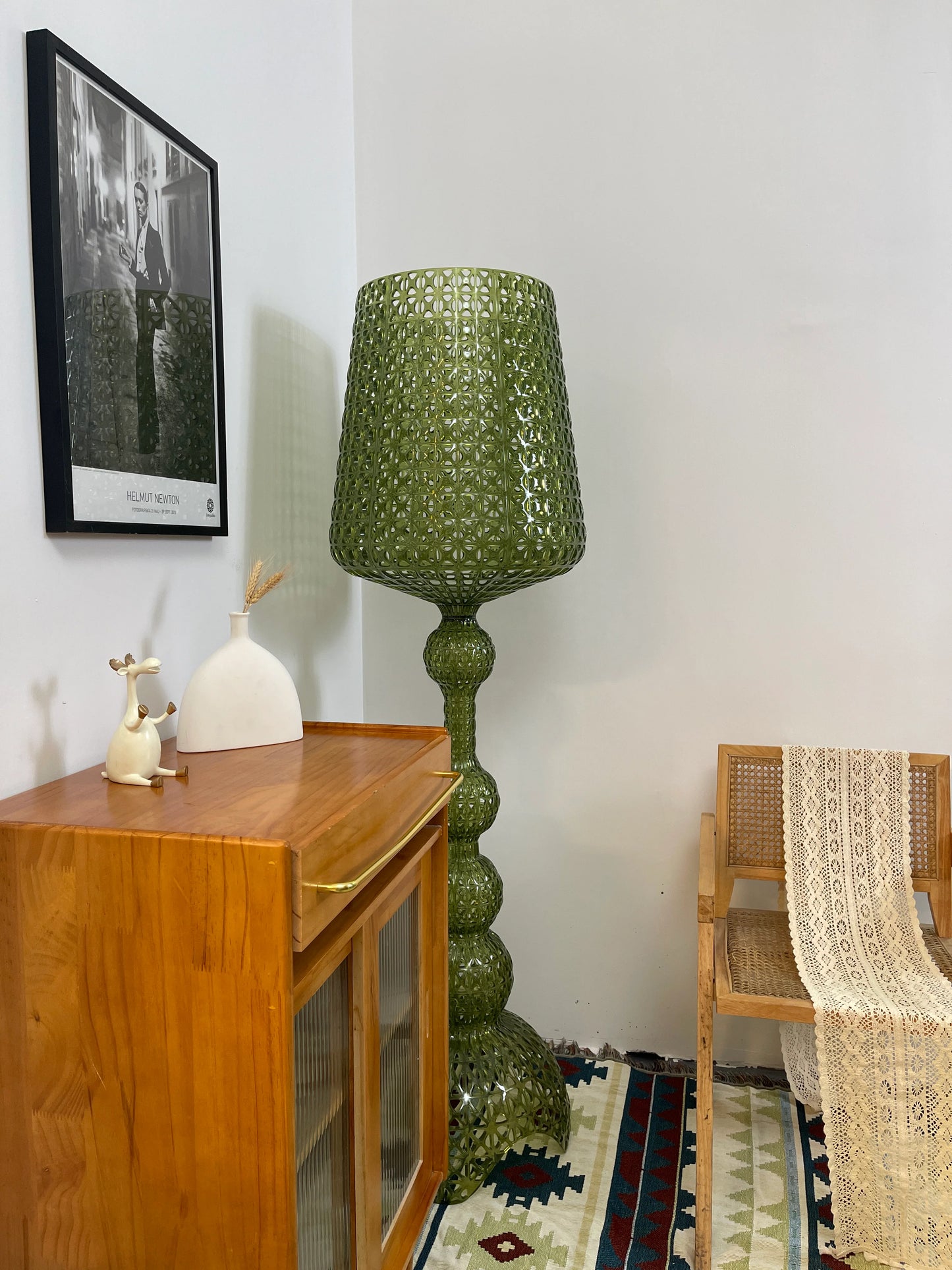 Simple Kabuki Acrylic Floor Lamp - Nuvé