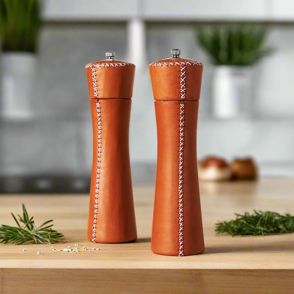 Sal y Pimienta | Leather Salt and Pepper Mills - Nuvé
