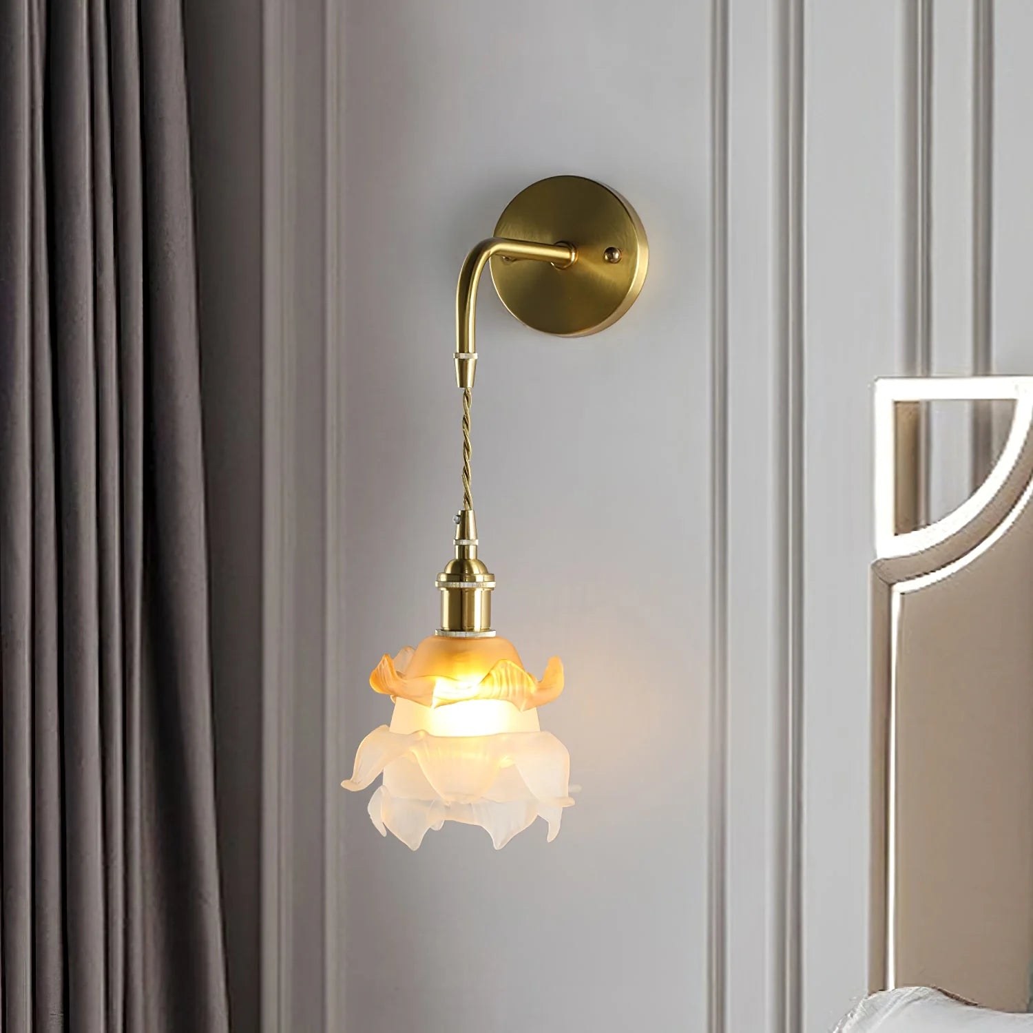 Laura Brass Wall Lamp - Nuvé