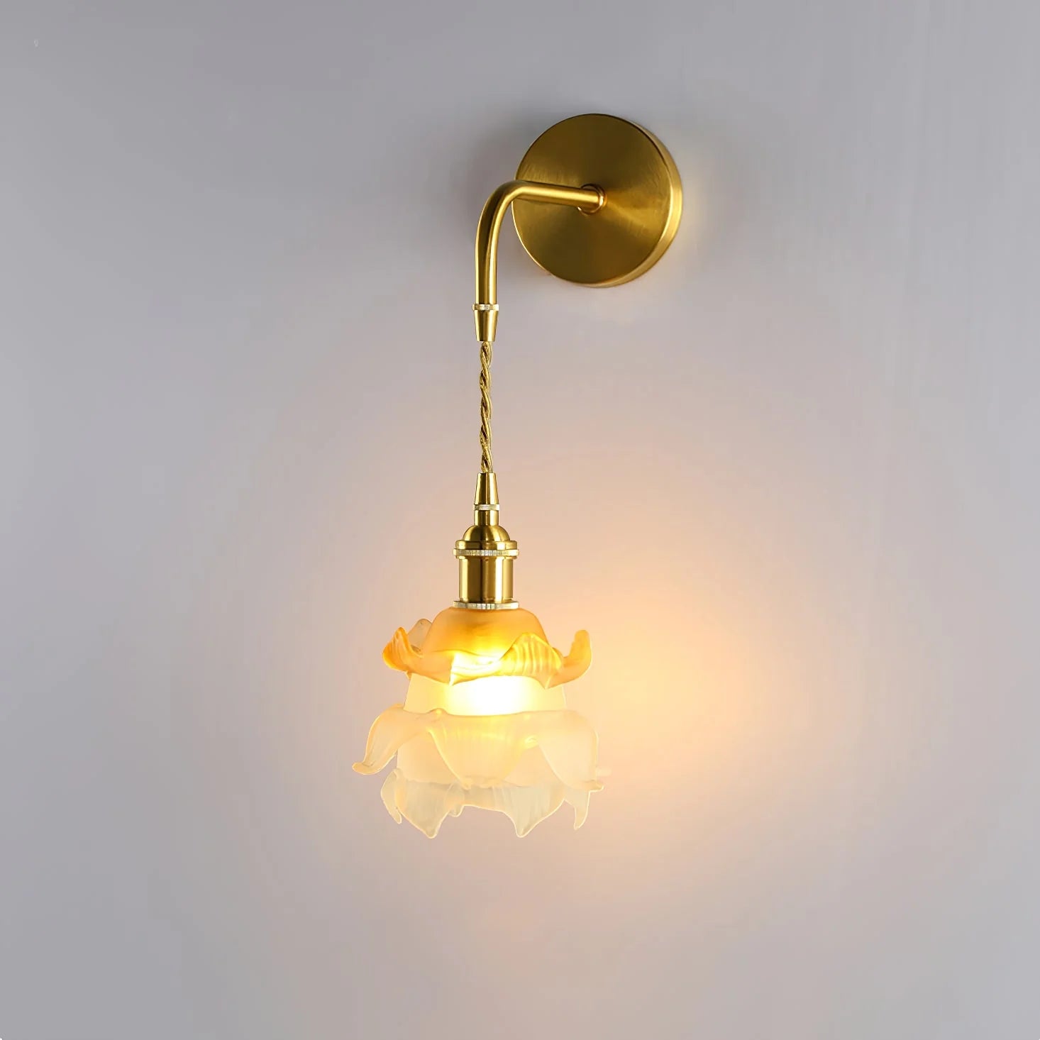 Laura Brass Wall Lamp - Nuvé