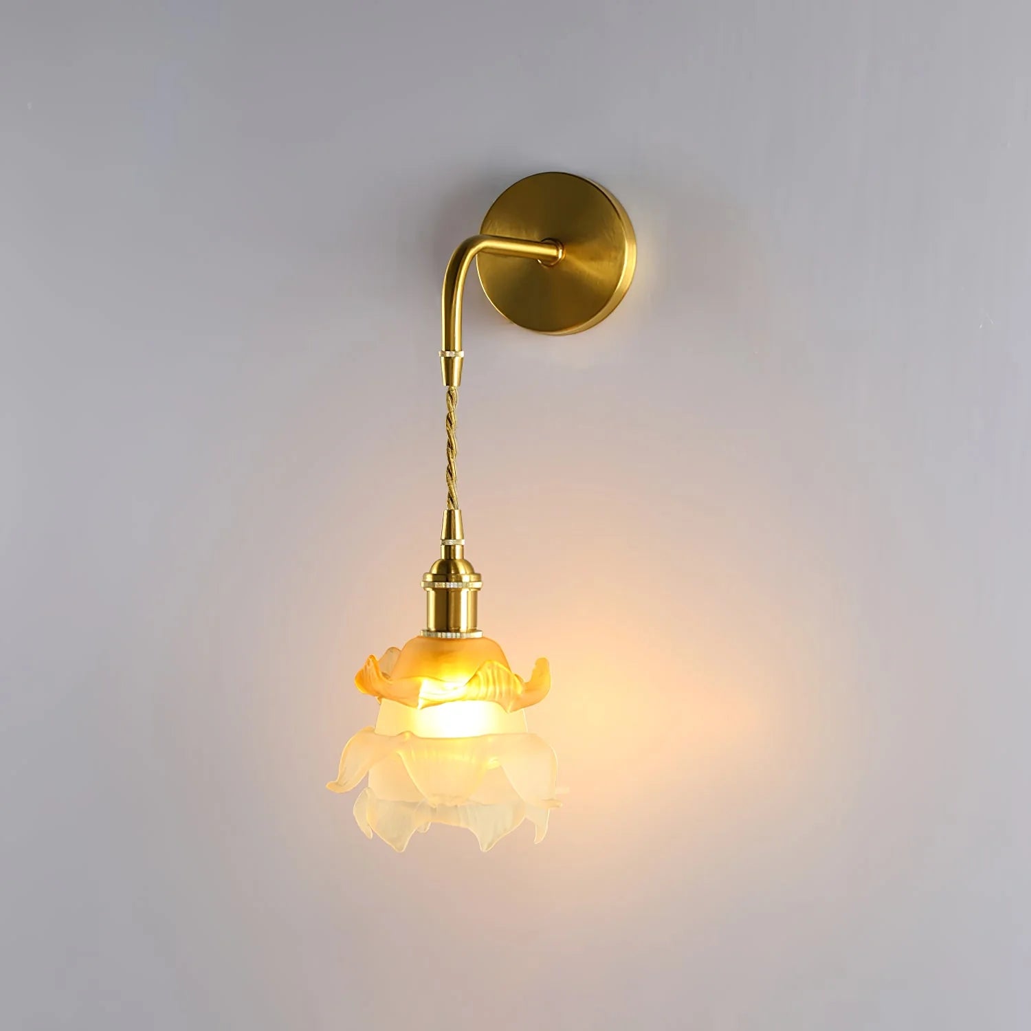 Laura Brass Wall Lamp - Nuvé