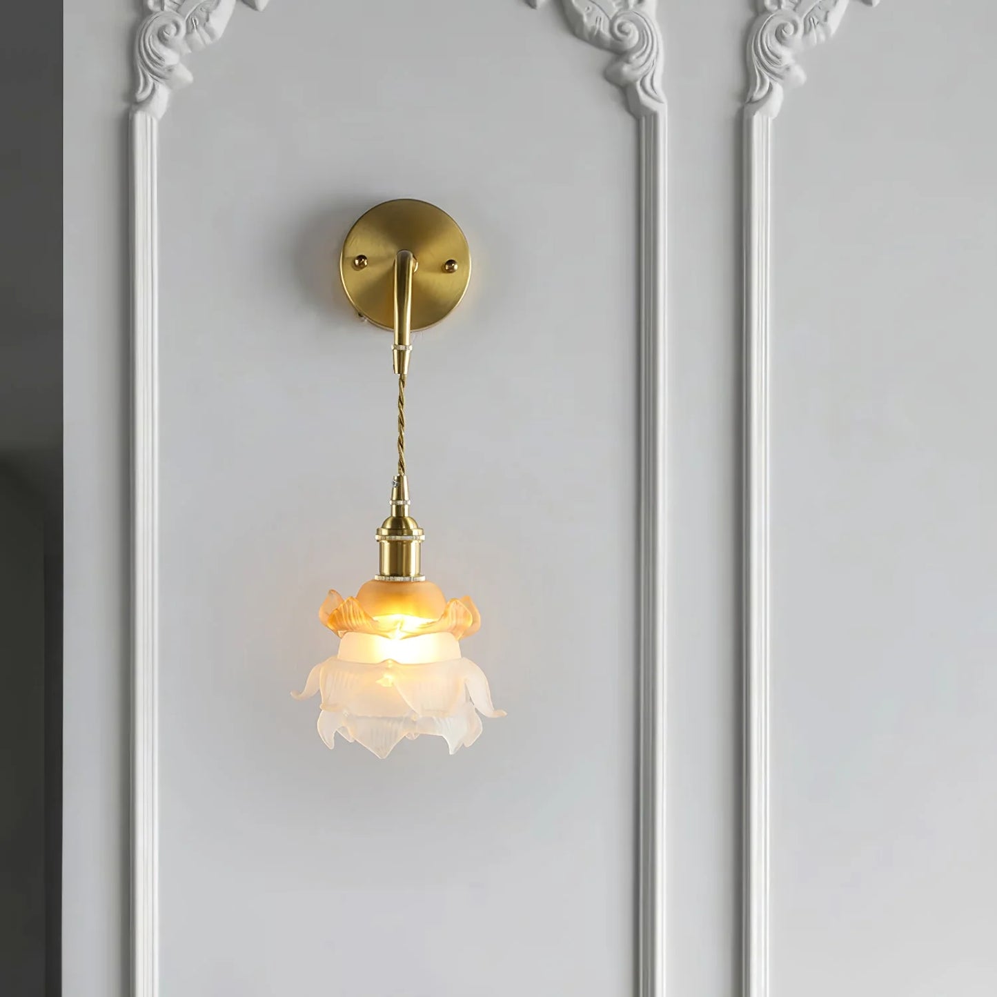 Laura Brass Wall Lamp - Nuvé