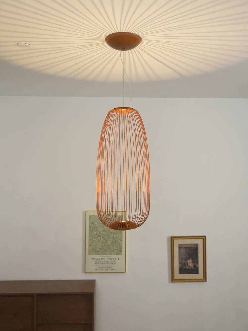 Lightweight spokes-shaped pendant lamp by korewolamp with a modern cage design hanging from a ceiling mount.
