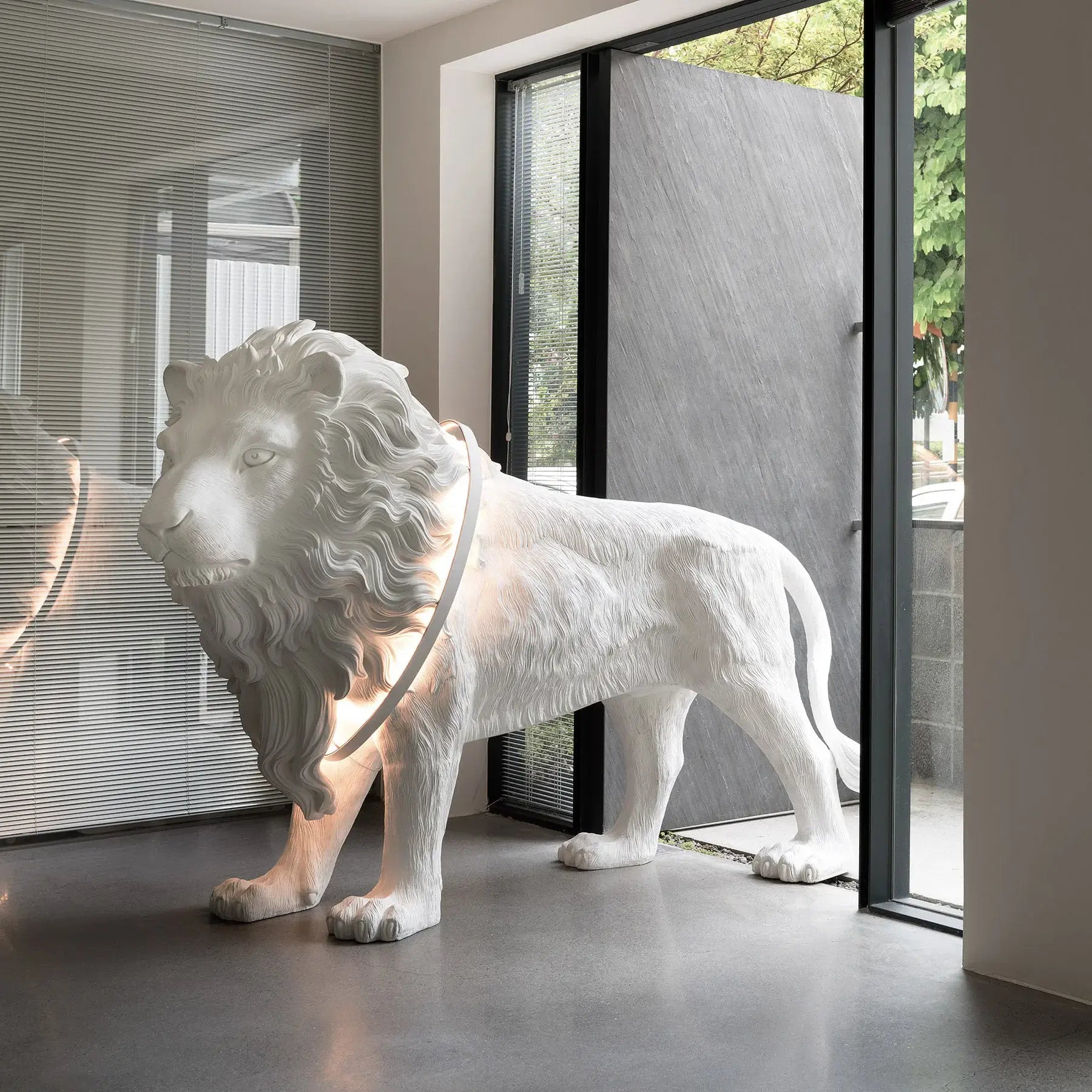 Lion Statue Floor Lamp - Nuvé