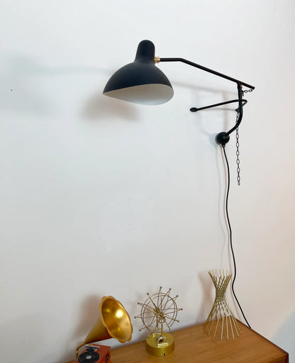 Spiral Mantis Arm Wall Lamp