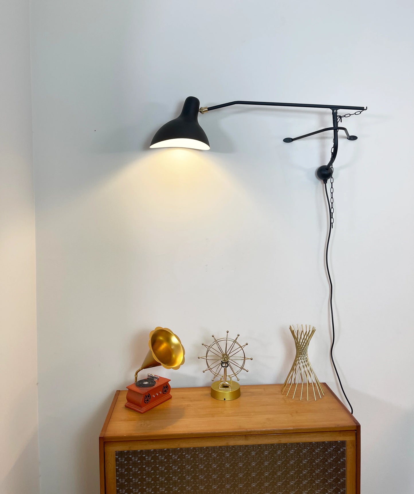 Spiral Mantis Arm Wall Lamp - Nuvé