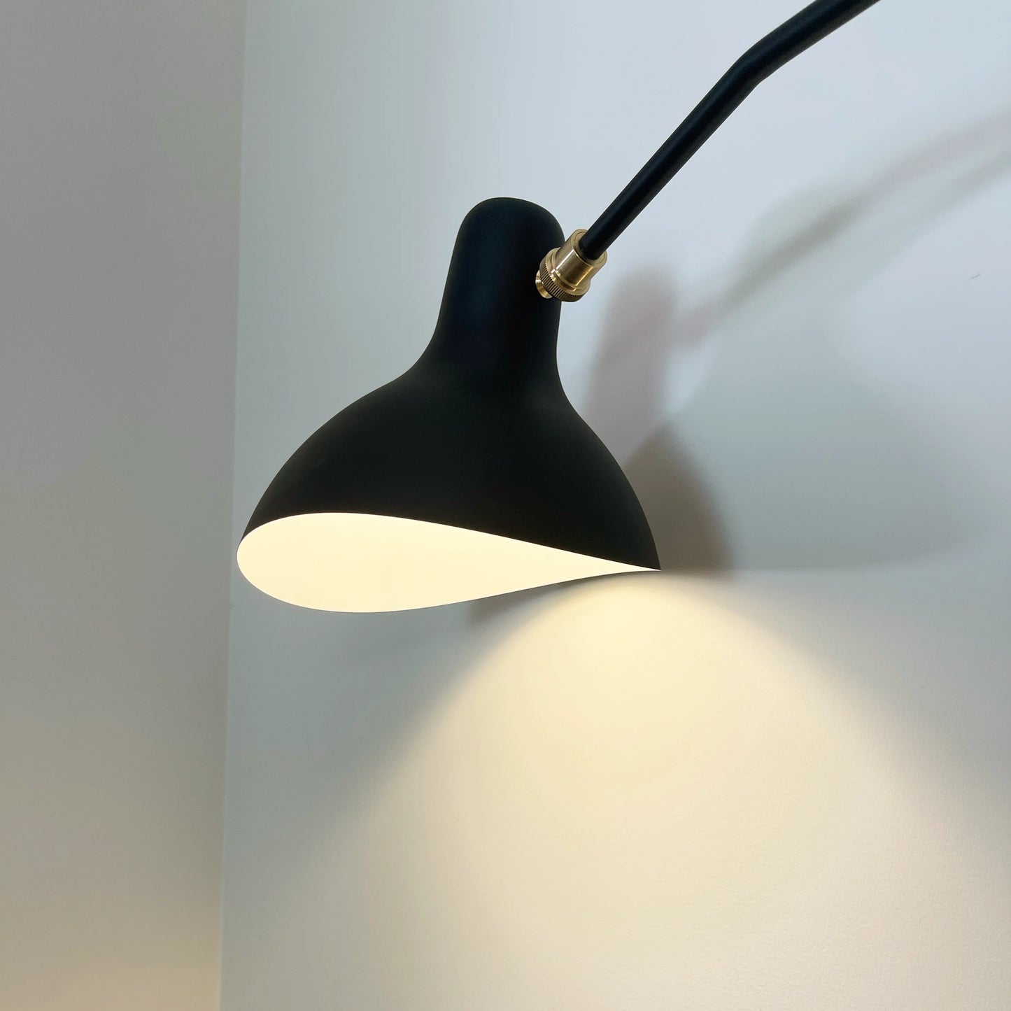 Spiral Mantis Arm Wall Lamp - Nuvé