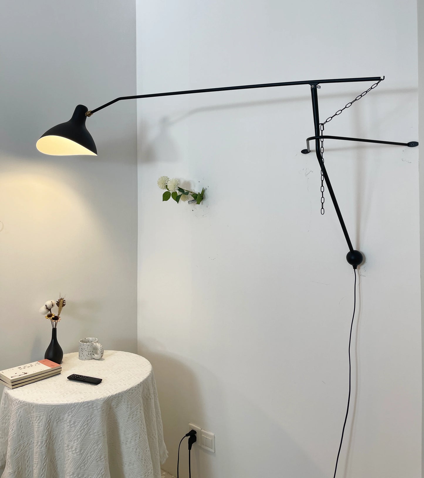 Spiral Mantis Arm Wall Lamp - Nuvé