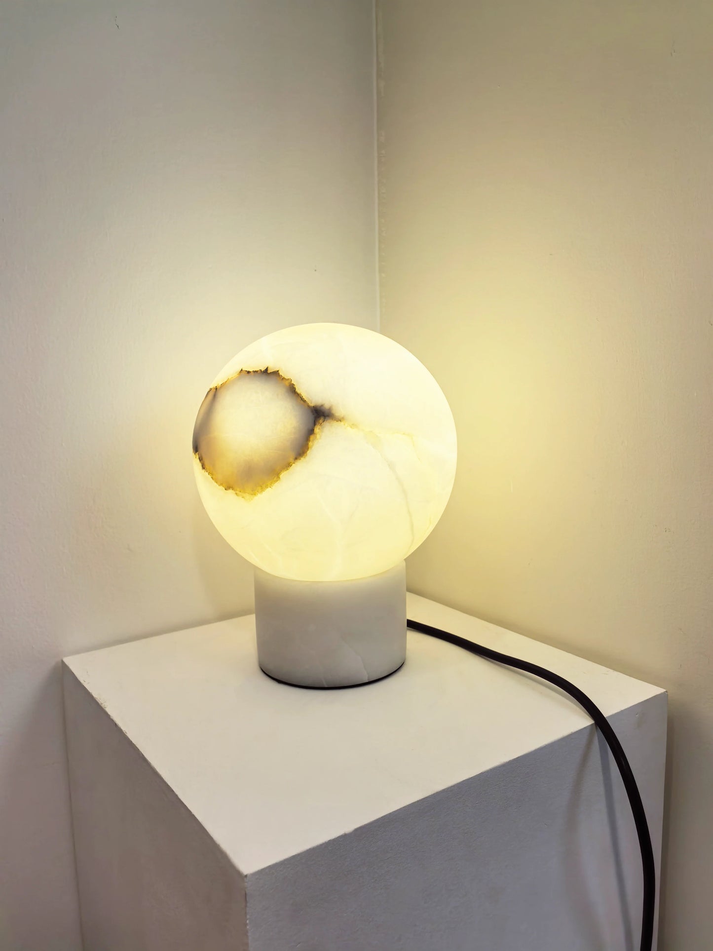 Alabaster Ball Round Table Lamp - Nuvé