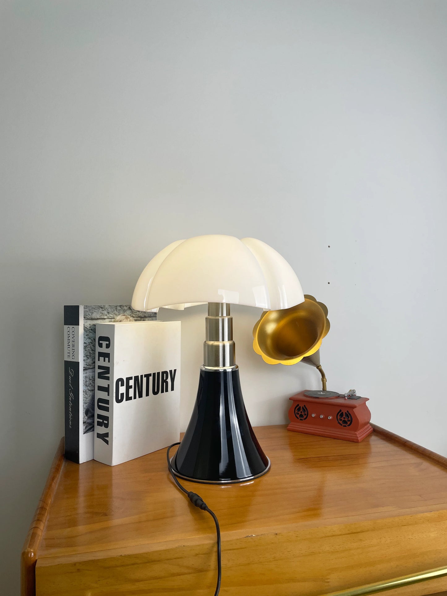 Pipistrello Acrylic Table Lamp - Nuvé