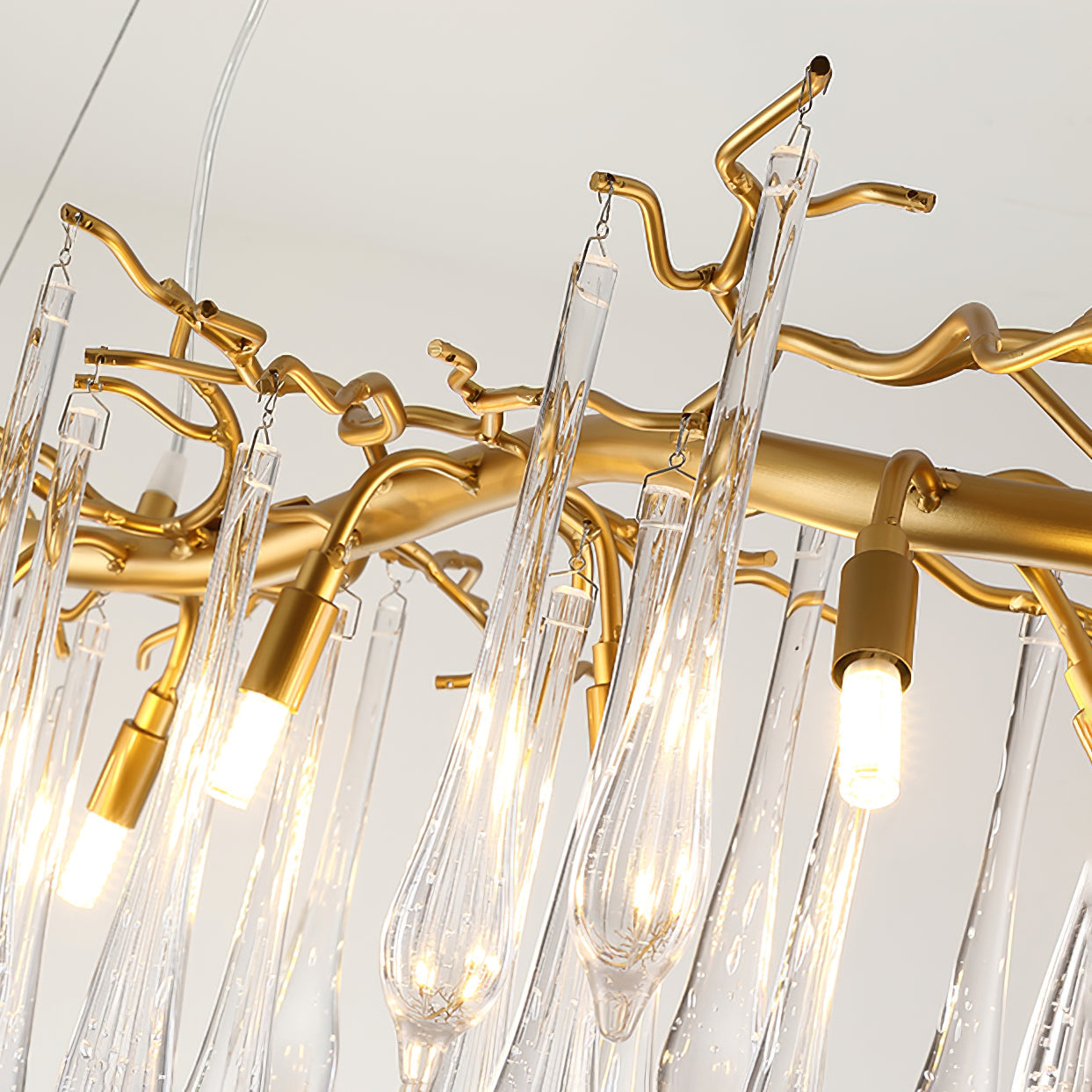 Korewolamp Aqua Makrama crystal chandelier with teardrop-shaped crystals hanging from a metal frame.