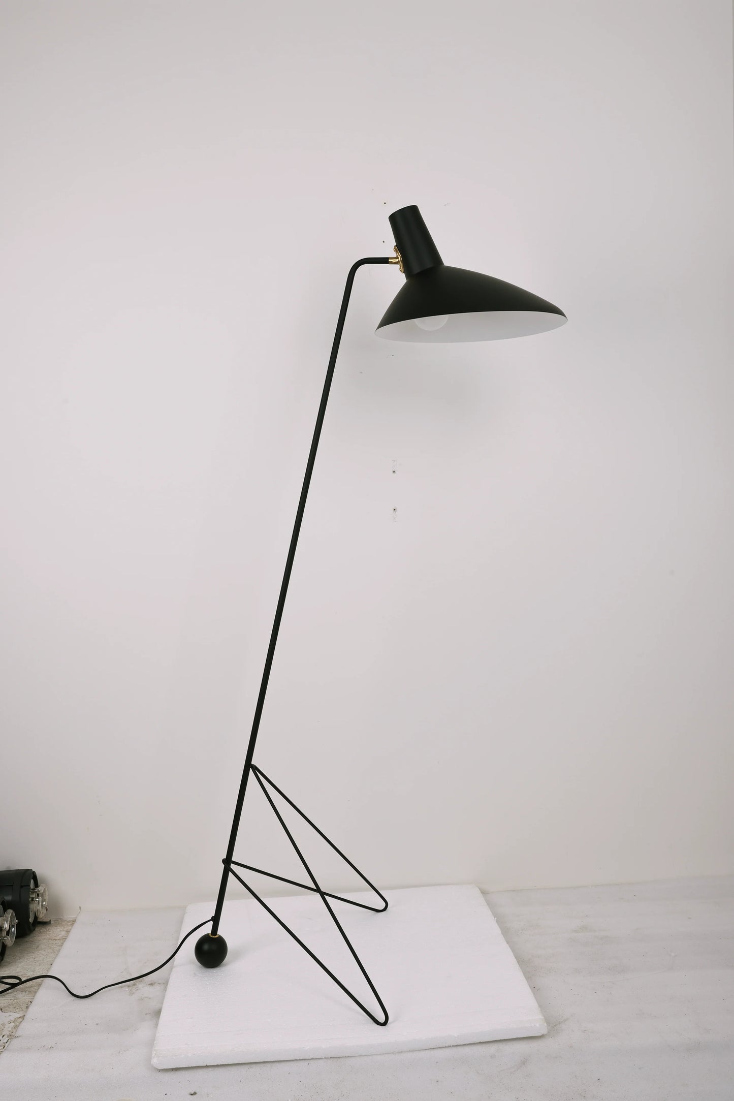 Tripod HM8 Floor Lamp - Nuvé