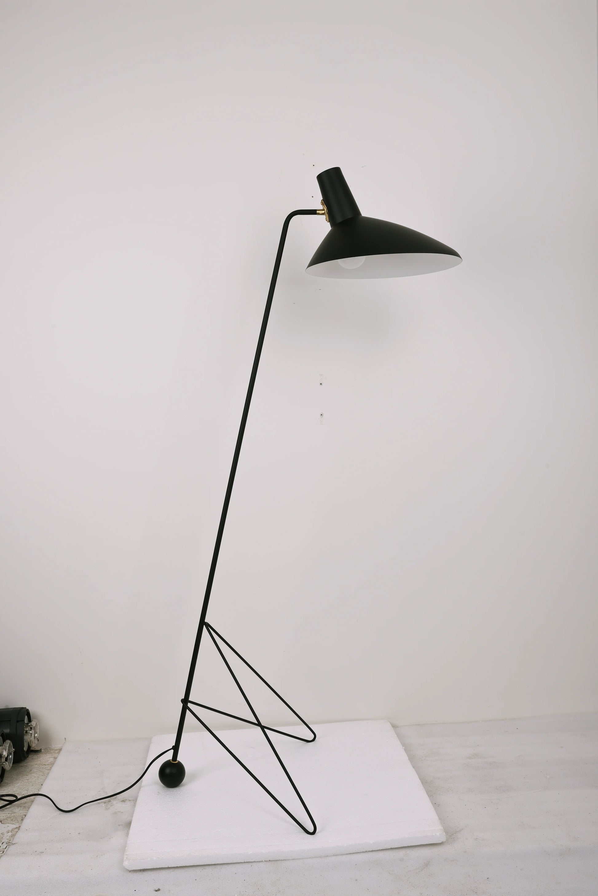 Tripod HM8 Floor Lamp - Nuvé