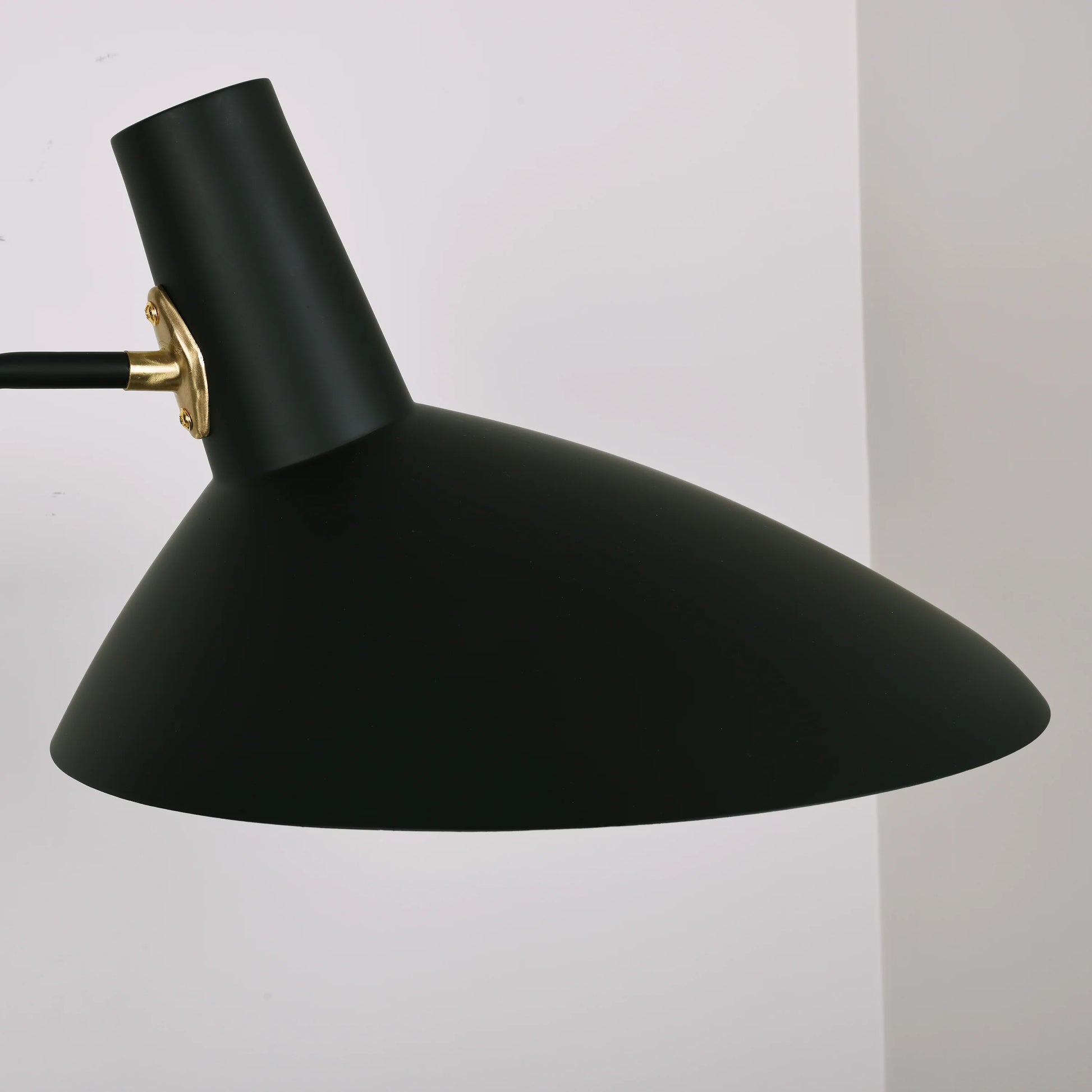 Tripod HM8 Floor Lamp - Nuvé