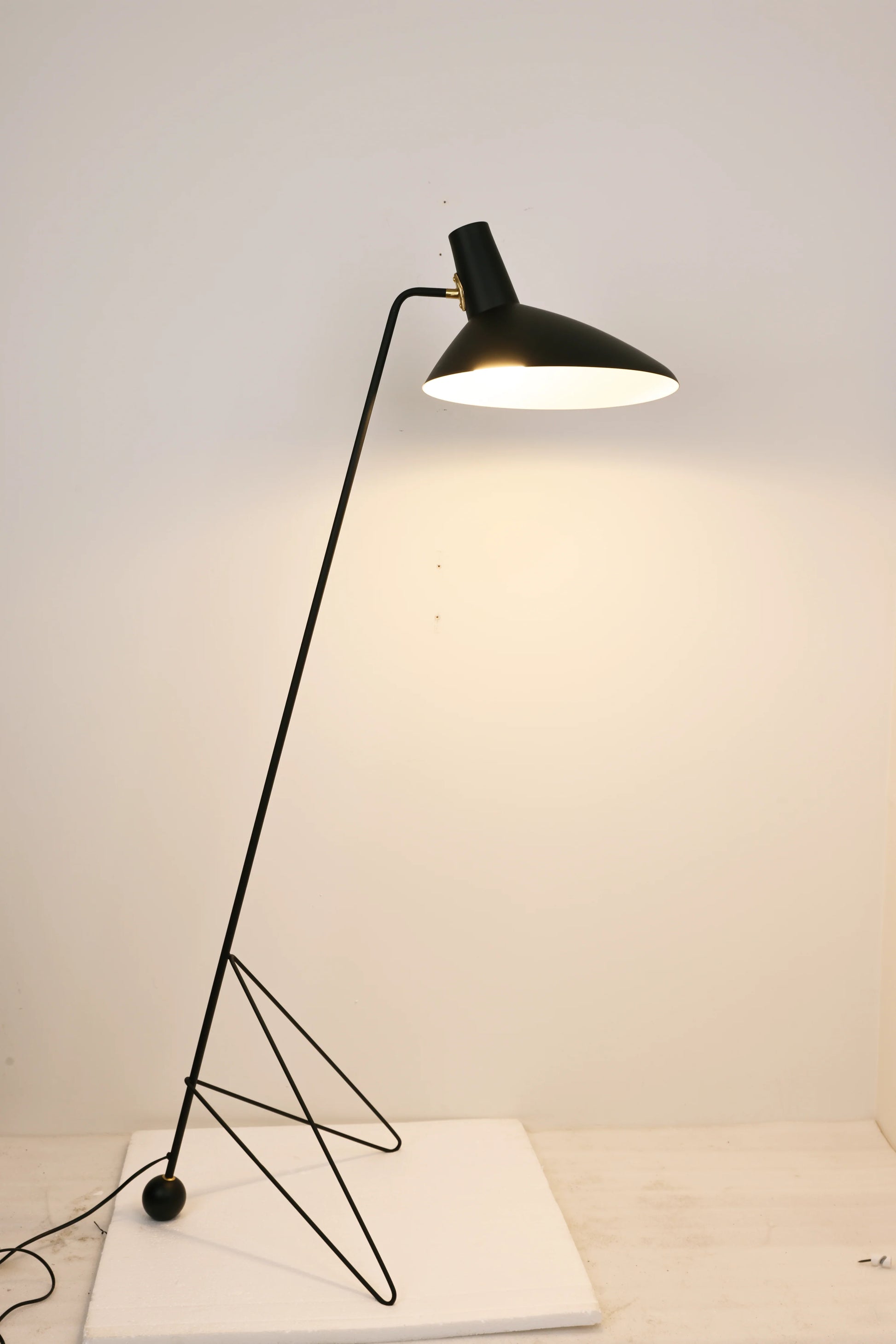 Tripod HM8 Floor Lamp - Nuvé
