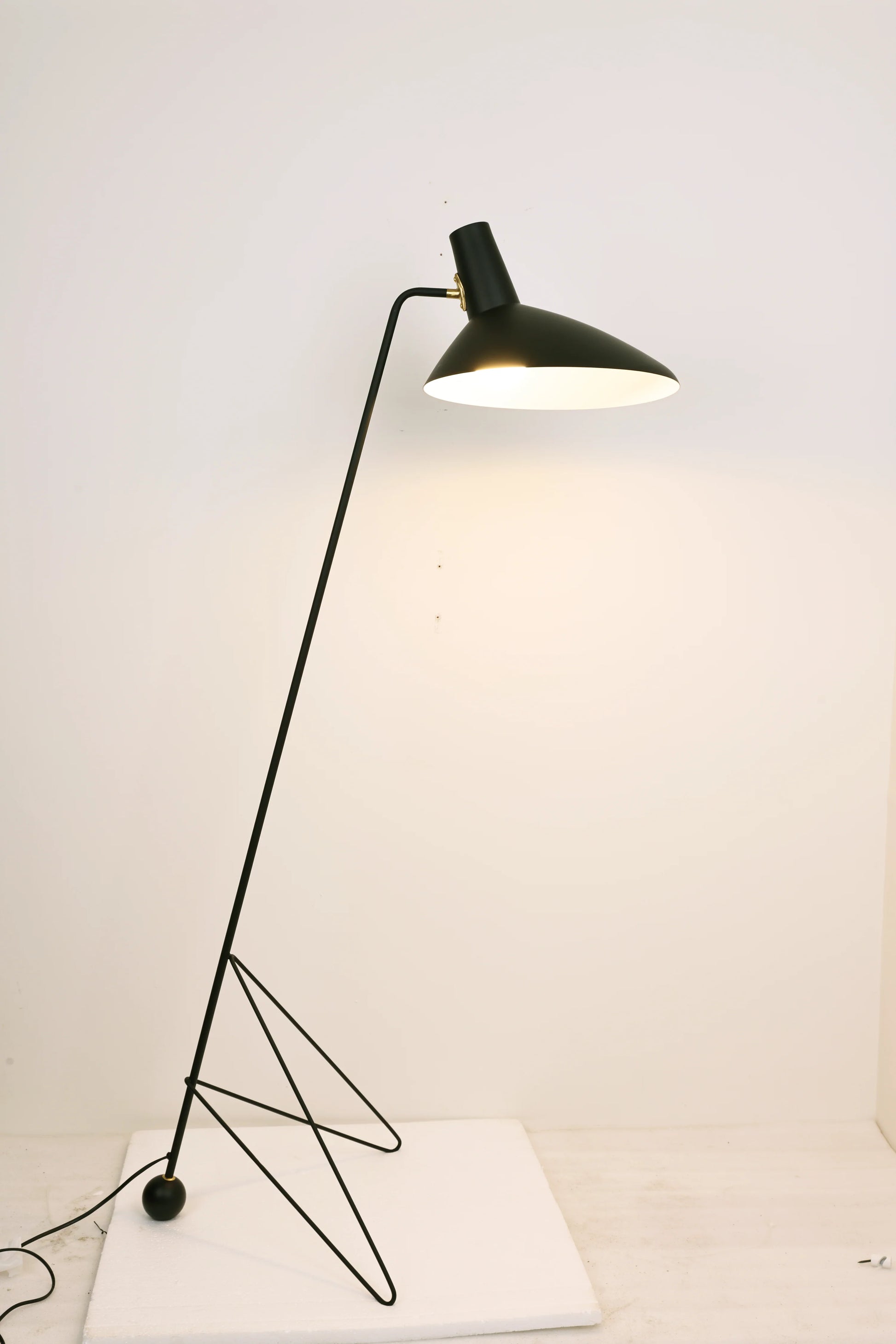 Tripod HM8 Floor Lamp - Nuvé