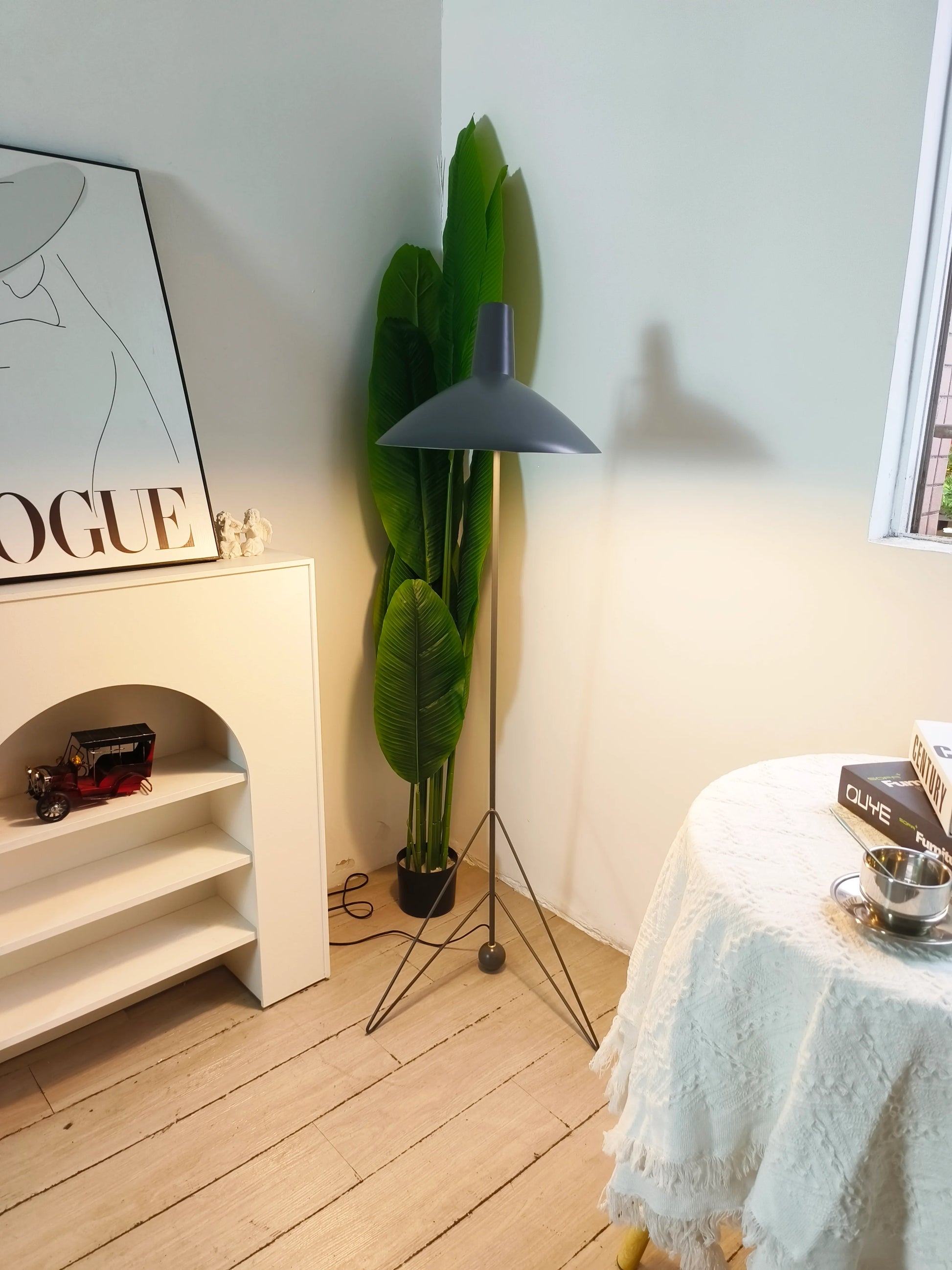 Tripod HM8 Floor Lamp - Nuvé