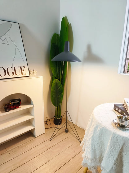 Tripod HM8 Floor Lamp - Nuvé