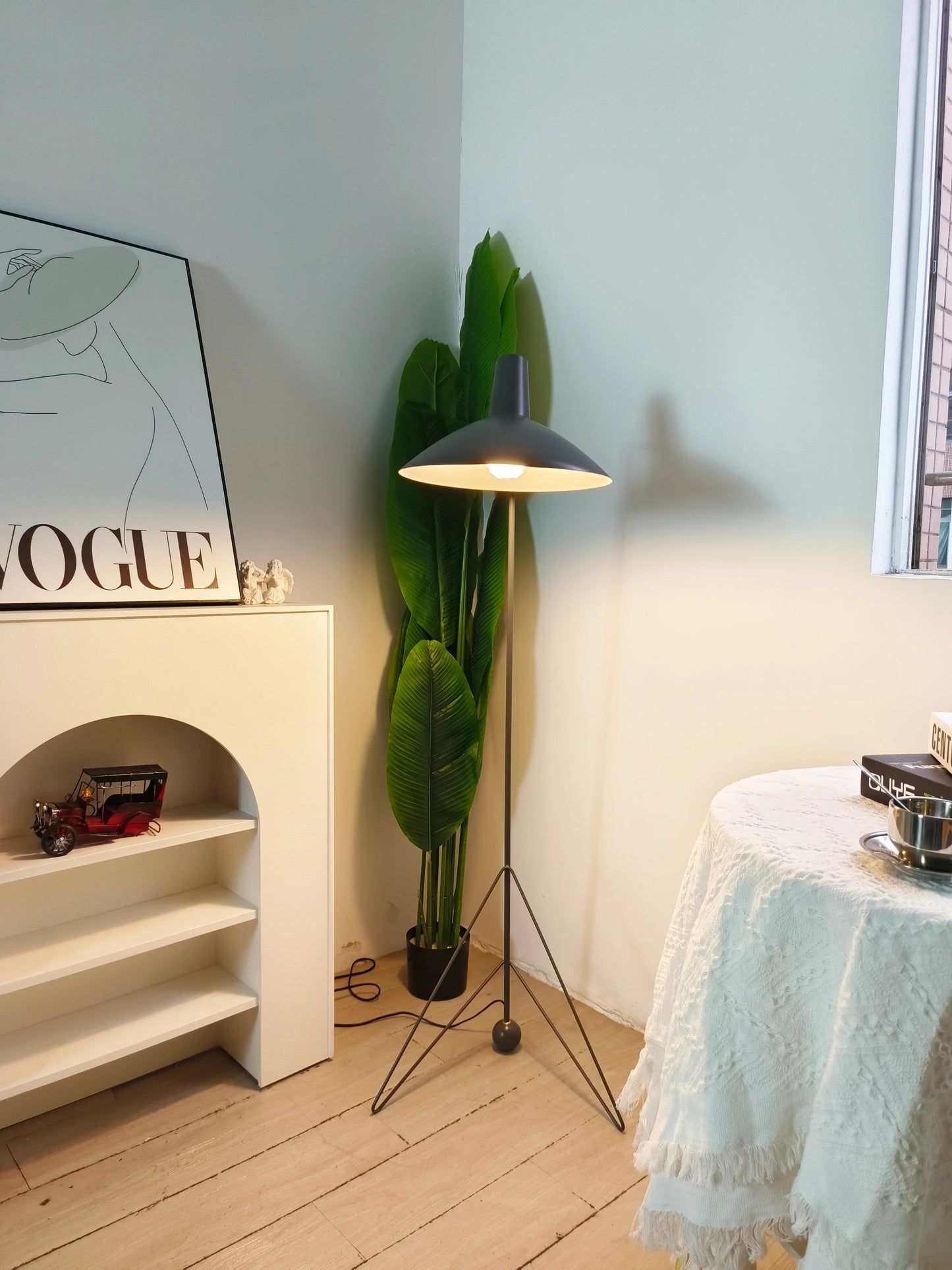 Tripod HM8 Floor Lamp - Nuvé