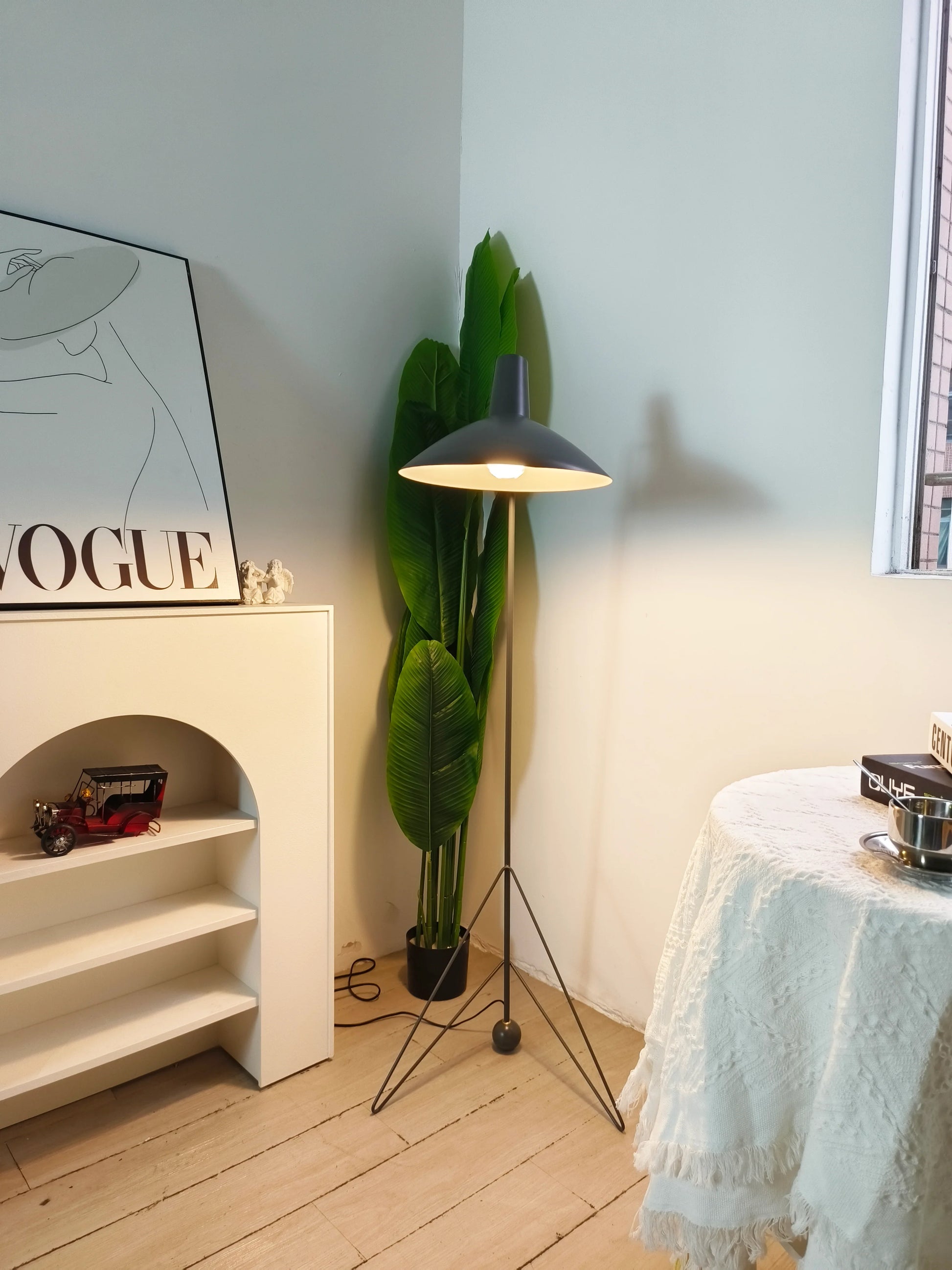 Tripod HM8 Floor Lamp - Nuvé