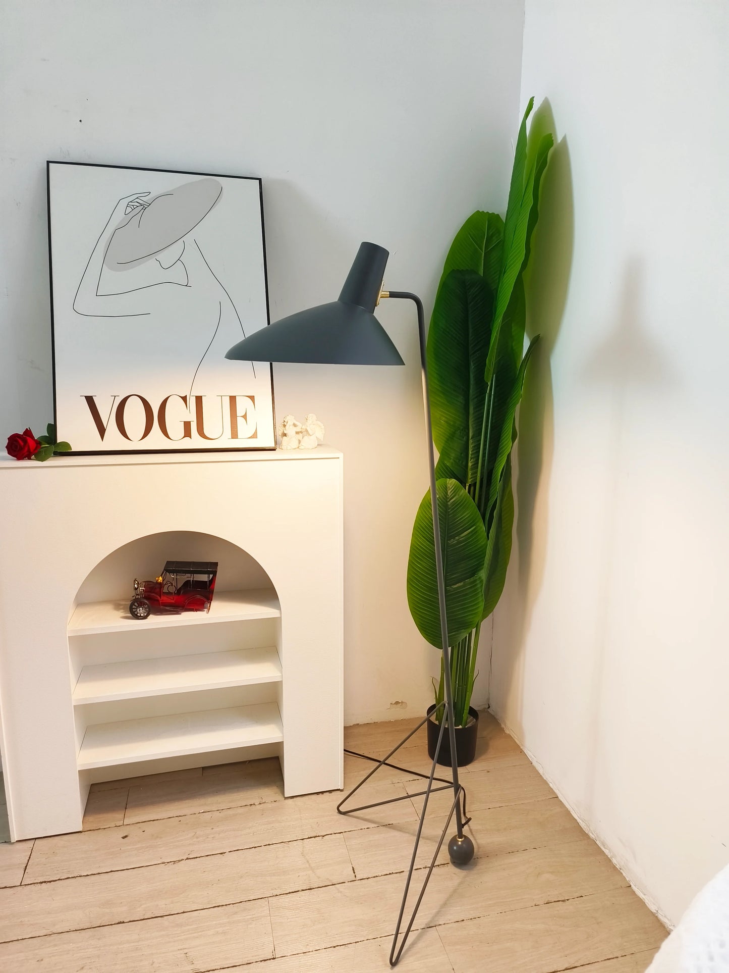 Tripod HM8 Floor Lamp - Nuvé