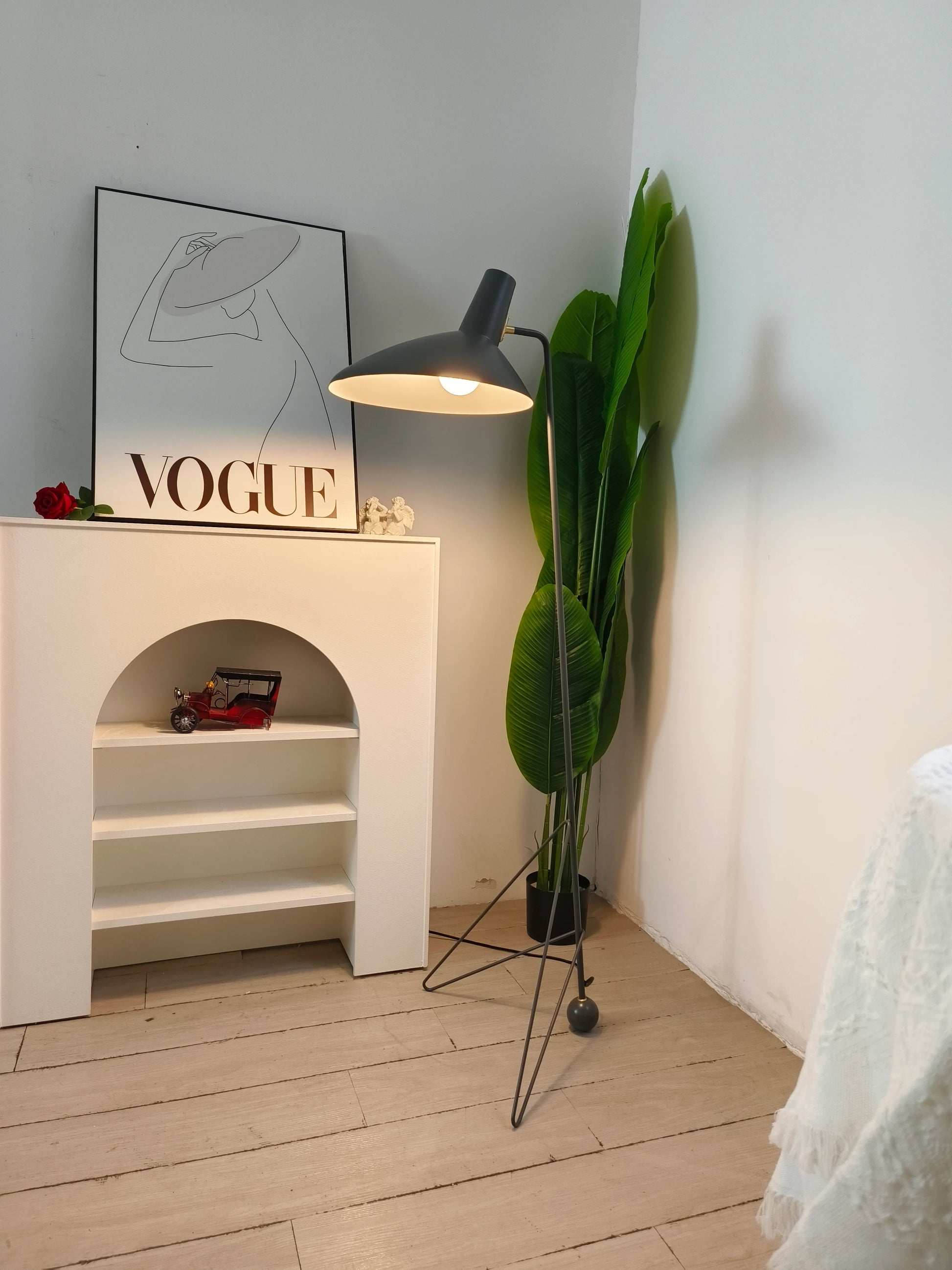 Tripod HM8 Floor Lamp - Nuvé