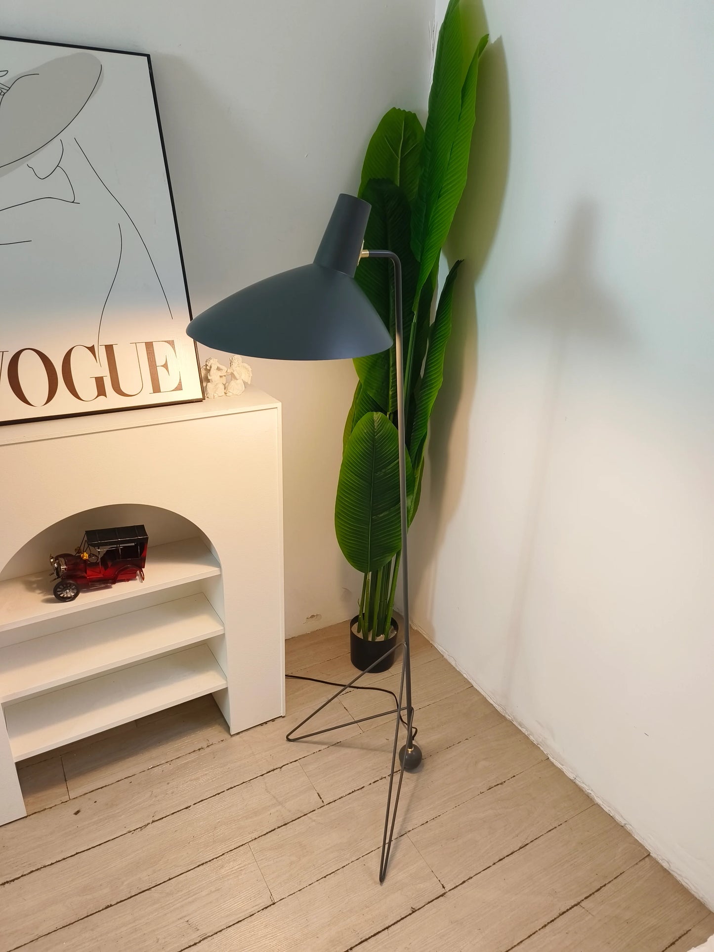 Tripod HM8 Floor Lamp - Nuvé