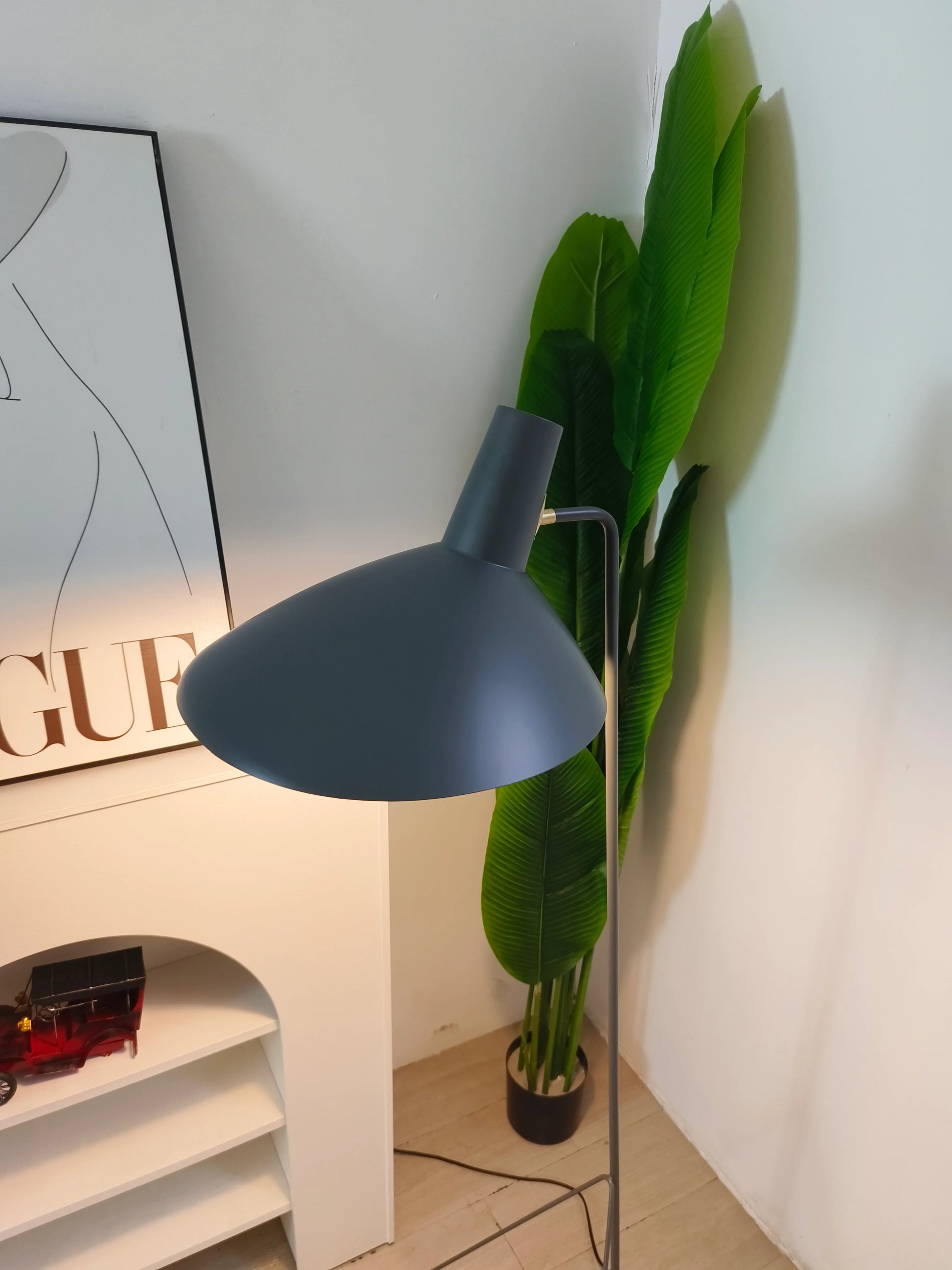 Tripod HM8 Floor Lamp - Nuvé
