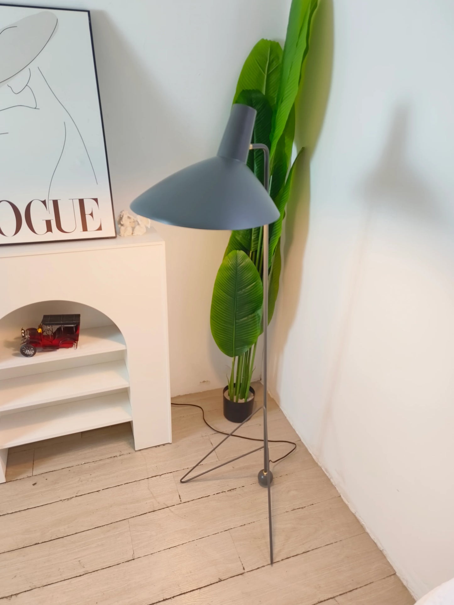 Tripod HM8 Floor Lamp - Nuvé