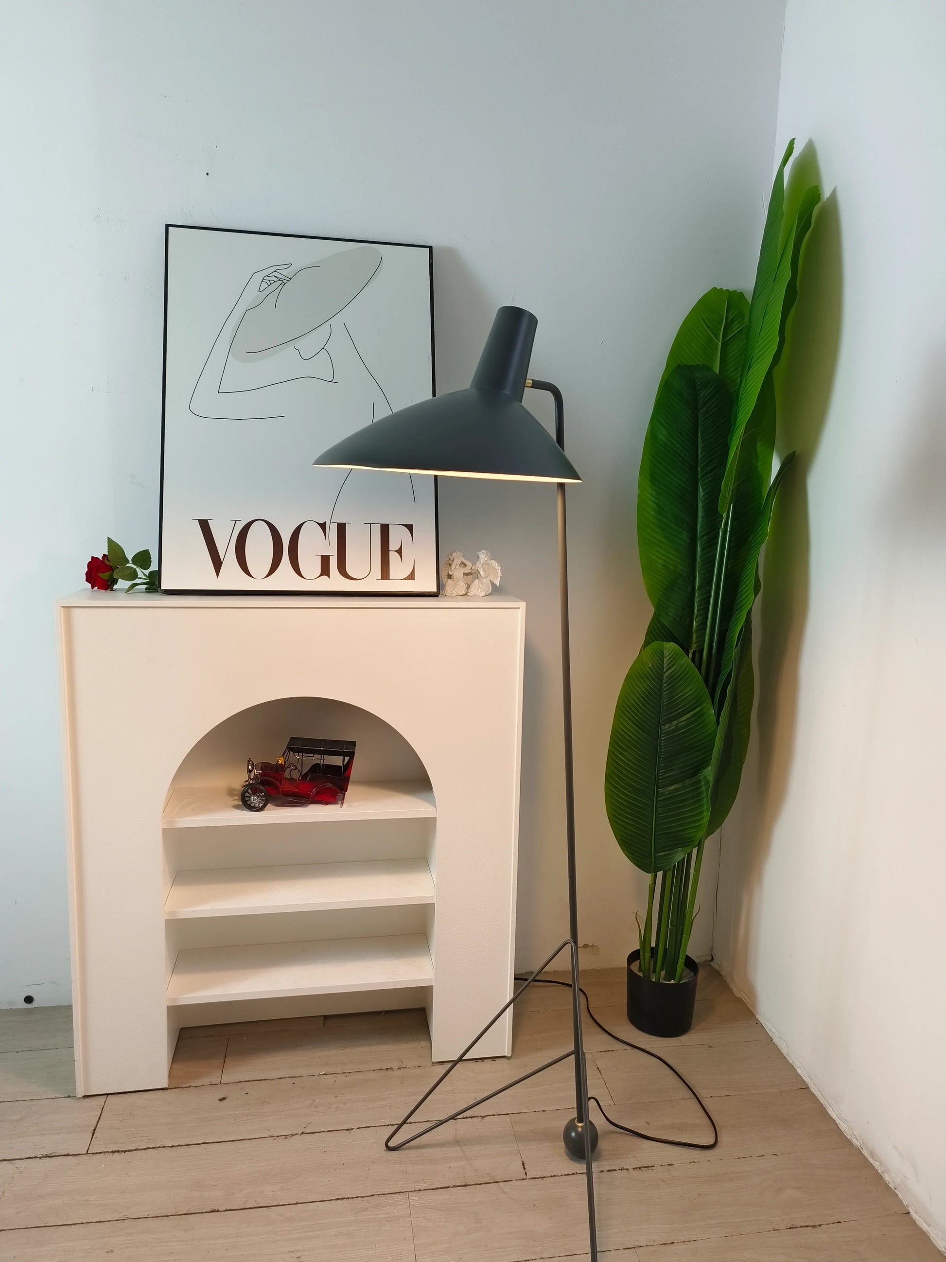 Tripod HM8 Floor Lamp - Nuvé