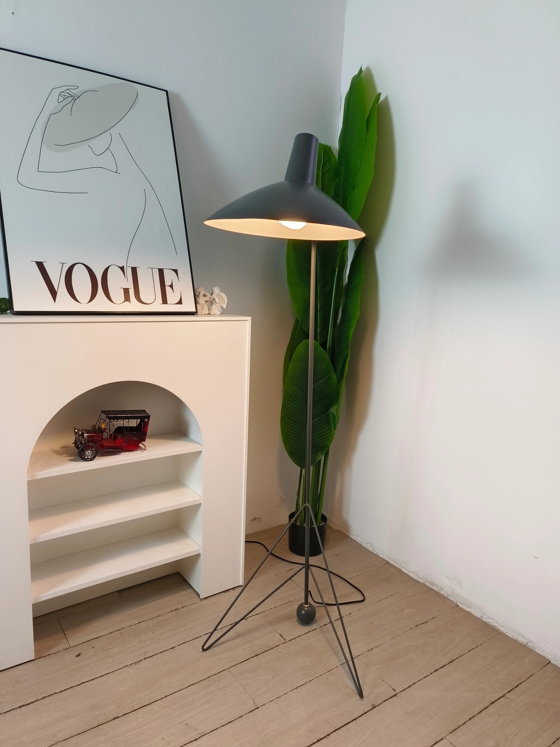 Tripod HM8 Floor Lamp - Nuvé