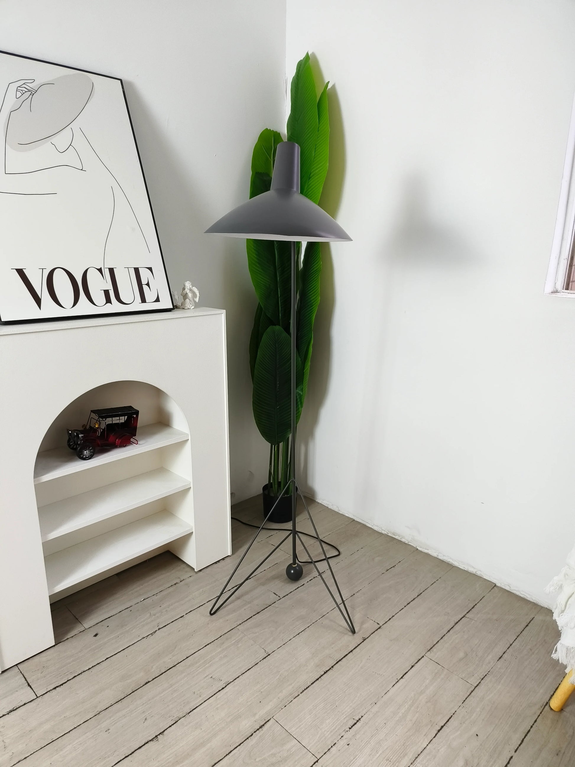 Tripod HM8 Floor Lamp - Nuvé