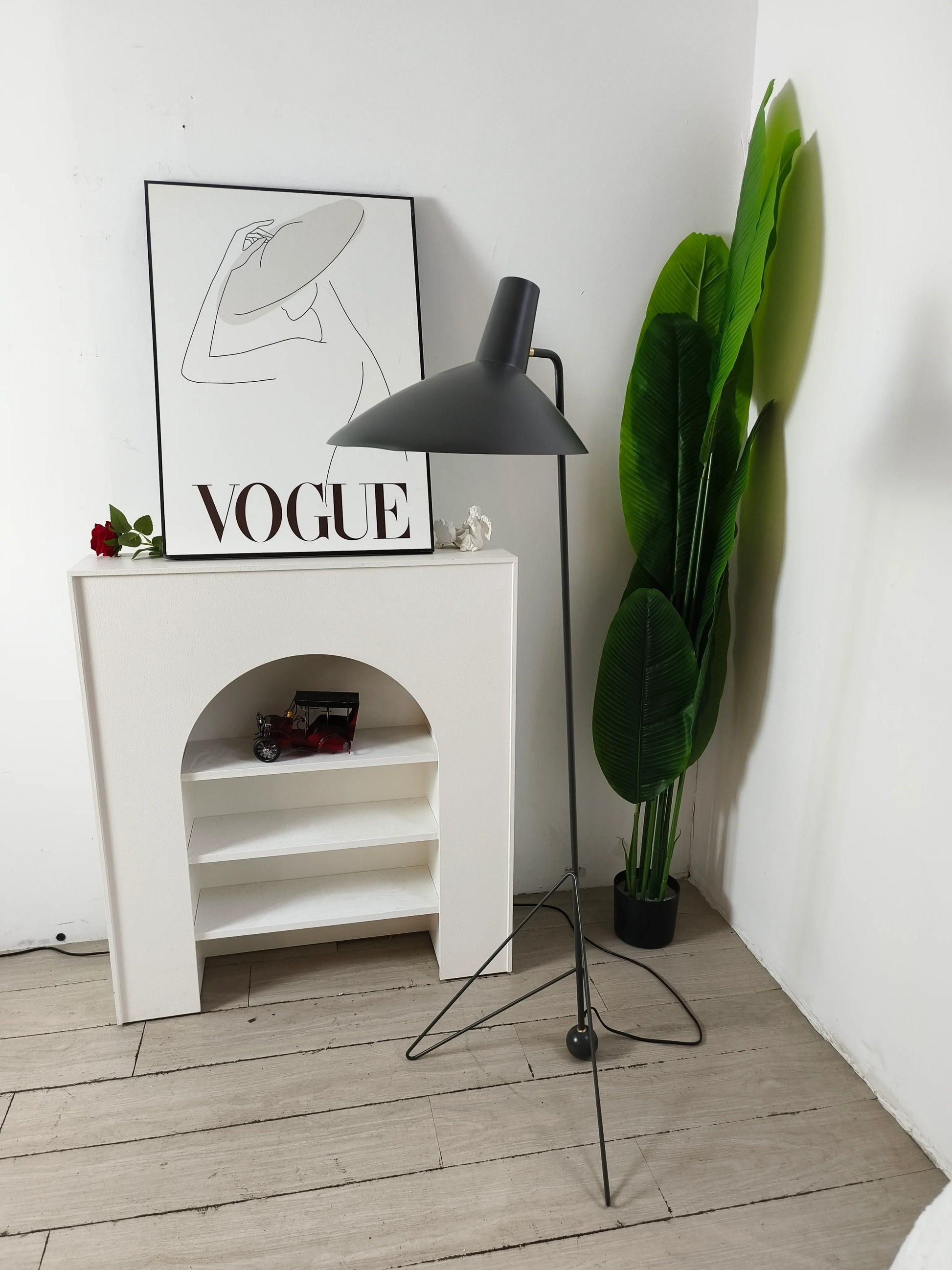 Tripod HM8 Floor Lamp - Nuvé